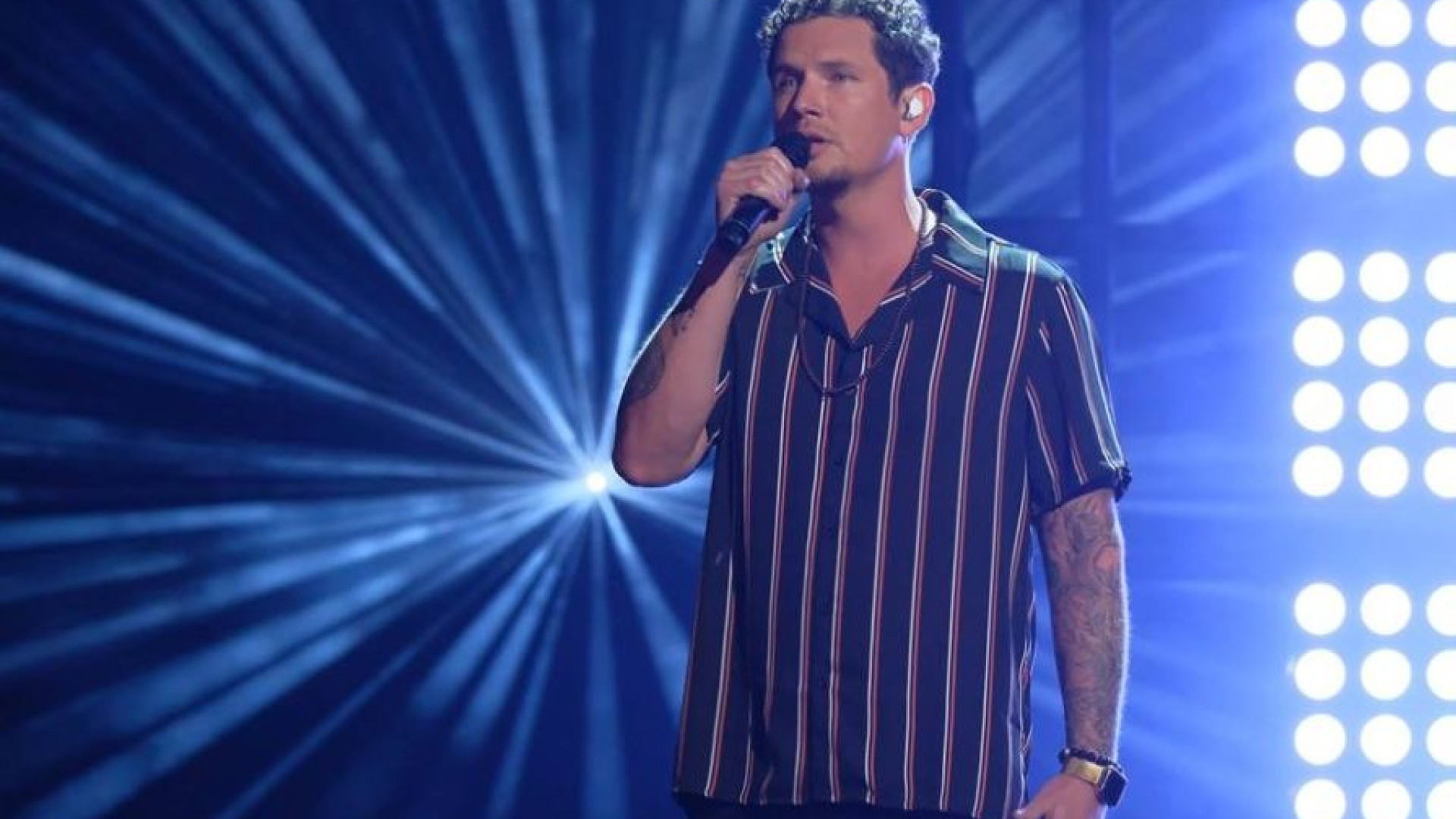 Cantor que inspirou o 'America Got Talent' detido por violência doméstica