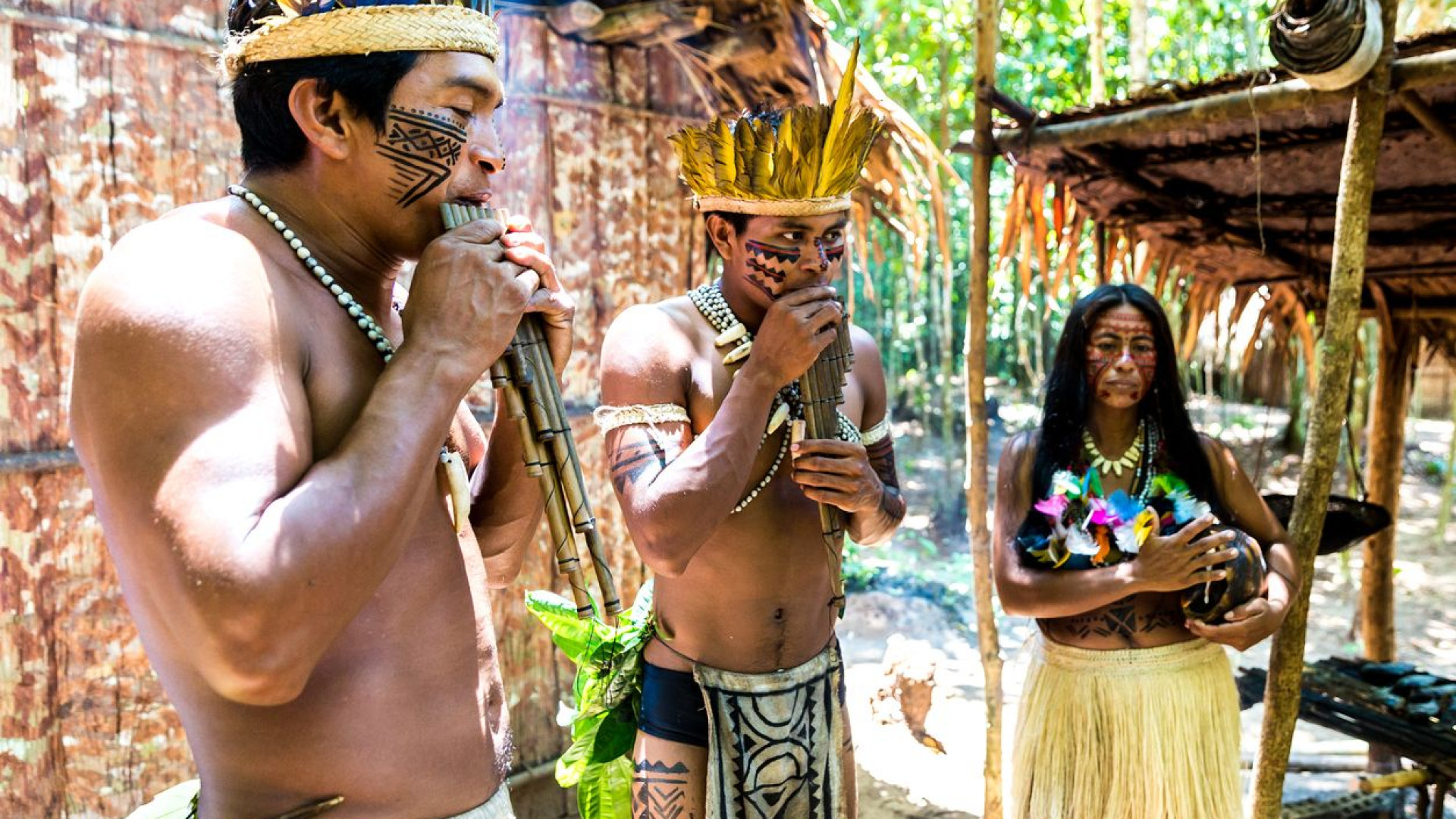 Índios brasileiros abrigam jovens venezuelanos à procura de um futuro
