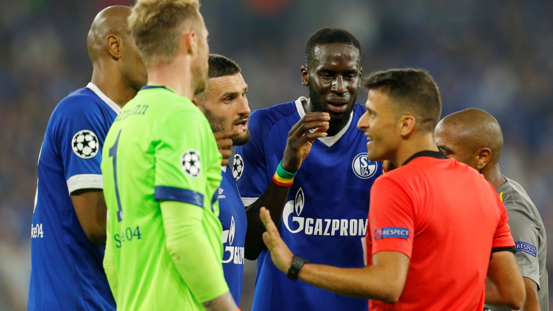 Árbitro do Schalke 04-FC Porto protagonista da nova polémica em Espanha