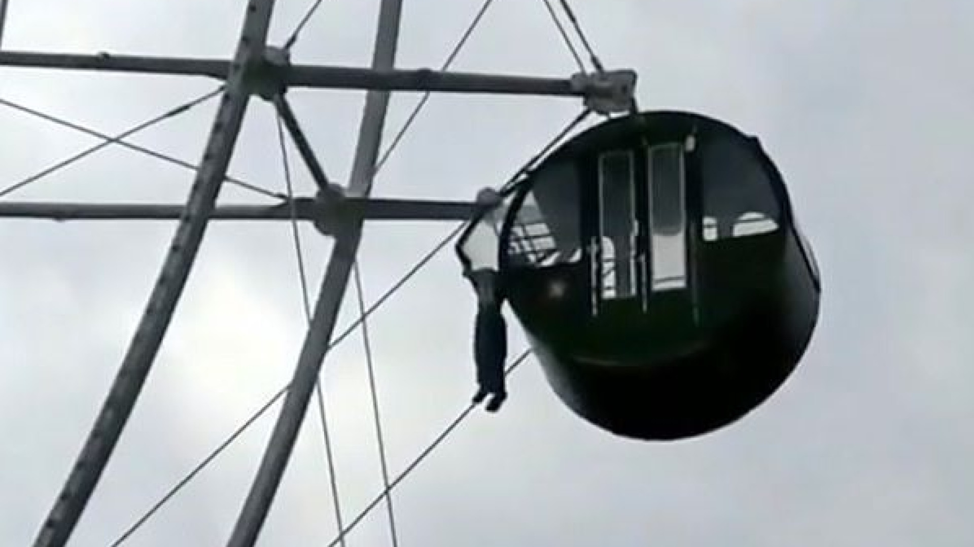 Menino fica pendurado fora de roda gigante a 40 metros do chão