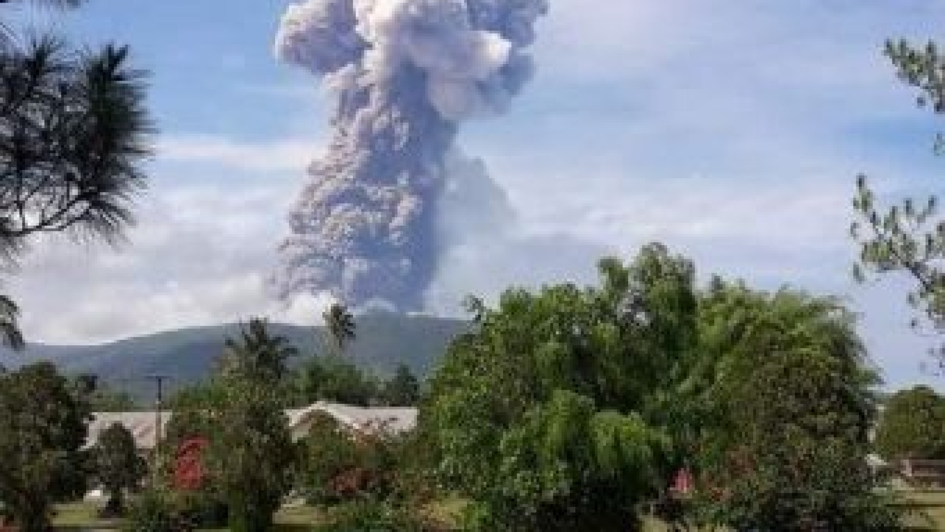 Indonésia: Vulcão em erupção após tsunami que matou mais de 1200 pessoas