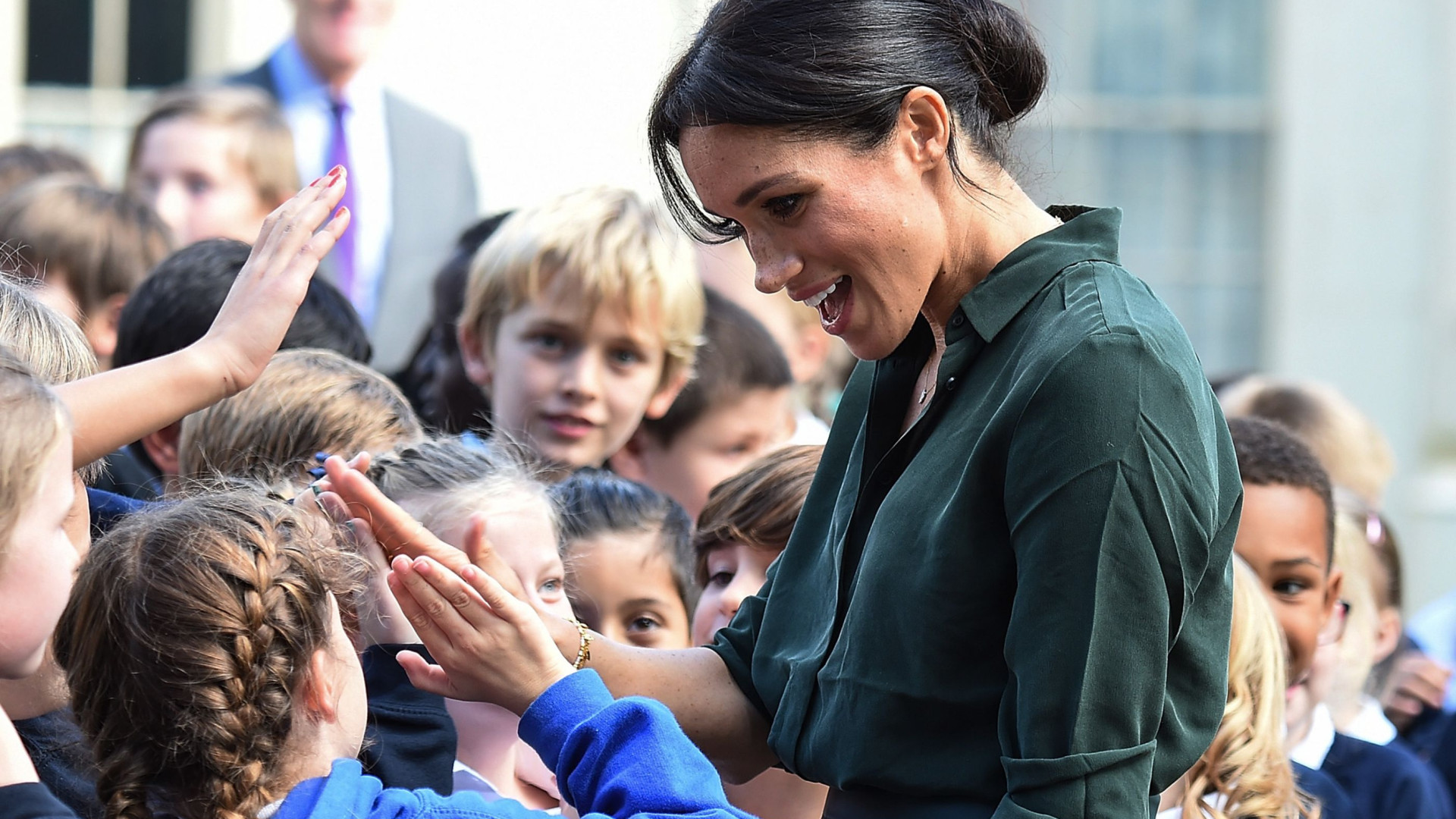 Meghan Markle recebe presente especial de crianças durante visita