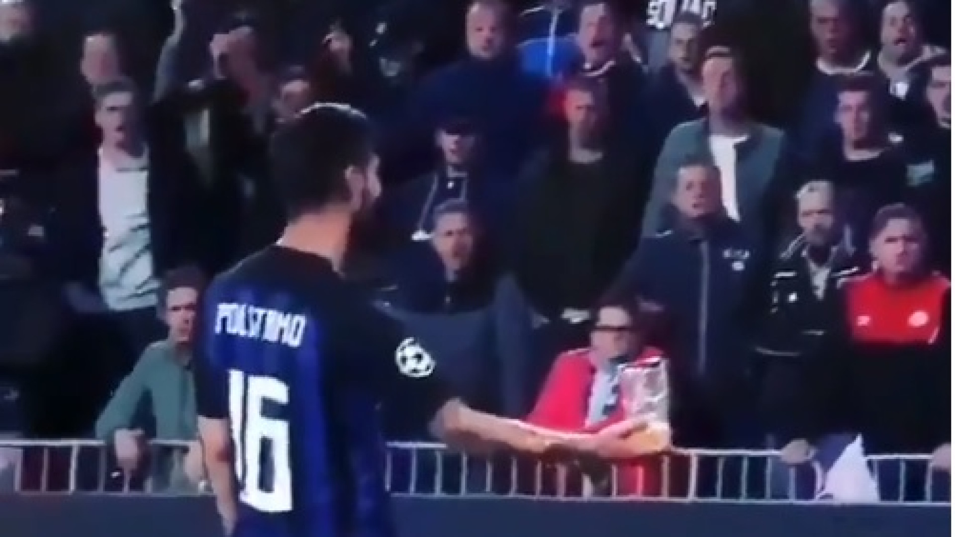 Jogador do Inter aplaudido por rivais depois de apanhar cerveja atirada
