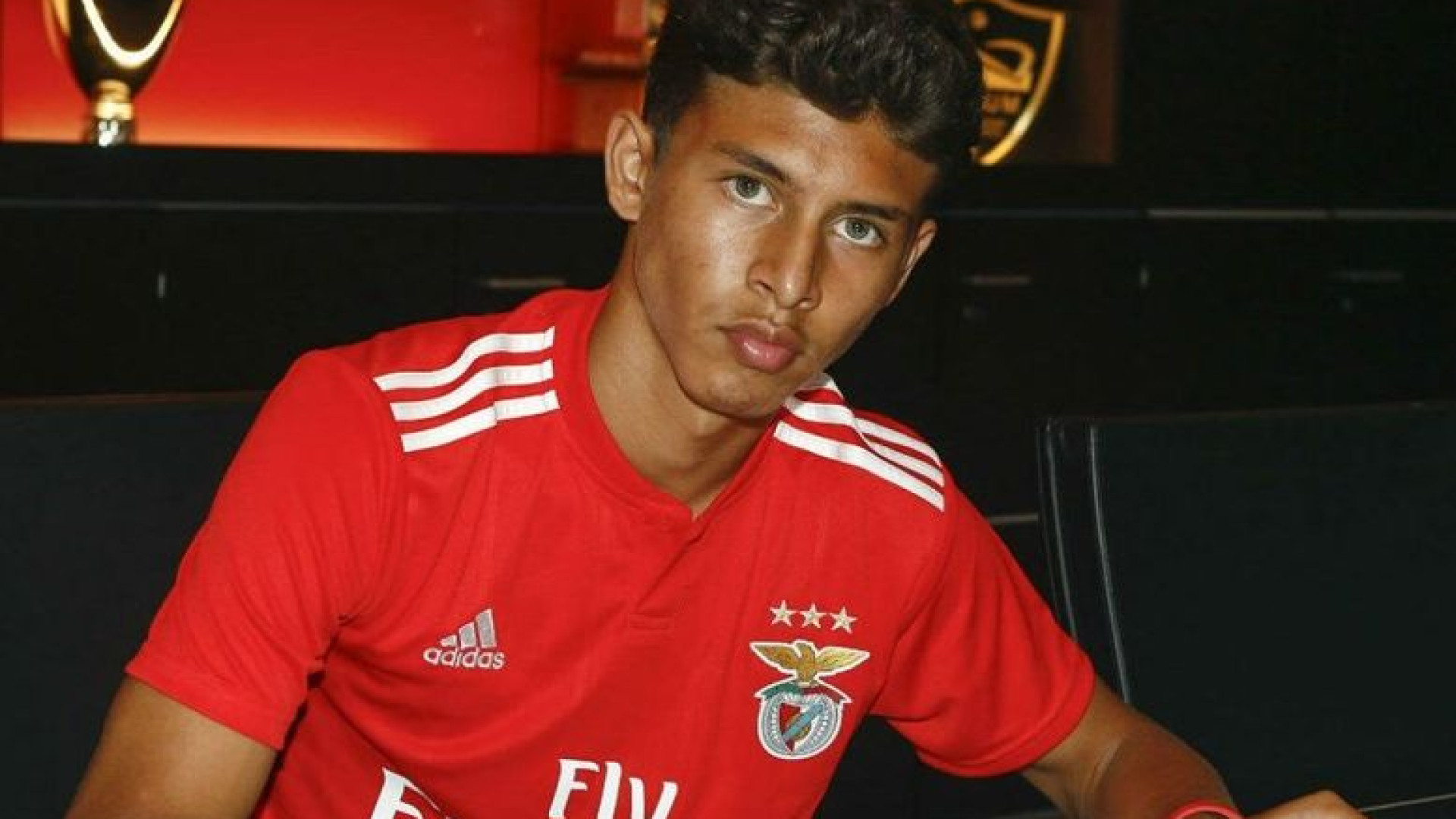 Prodígio contratado pelo Benfica em destaque na imprensa inglesa