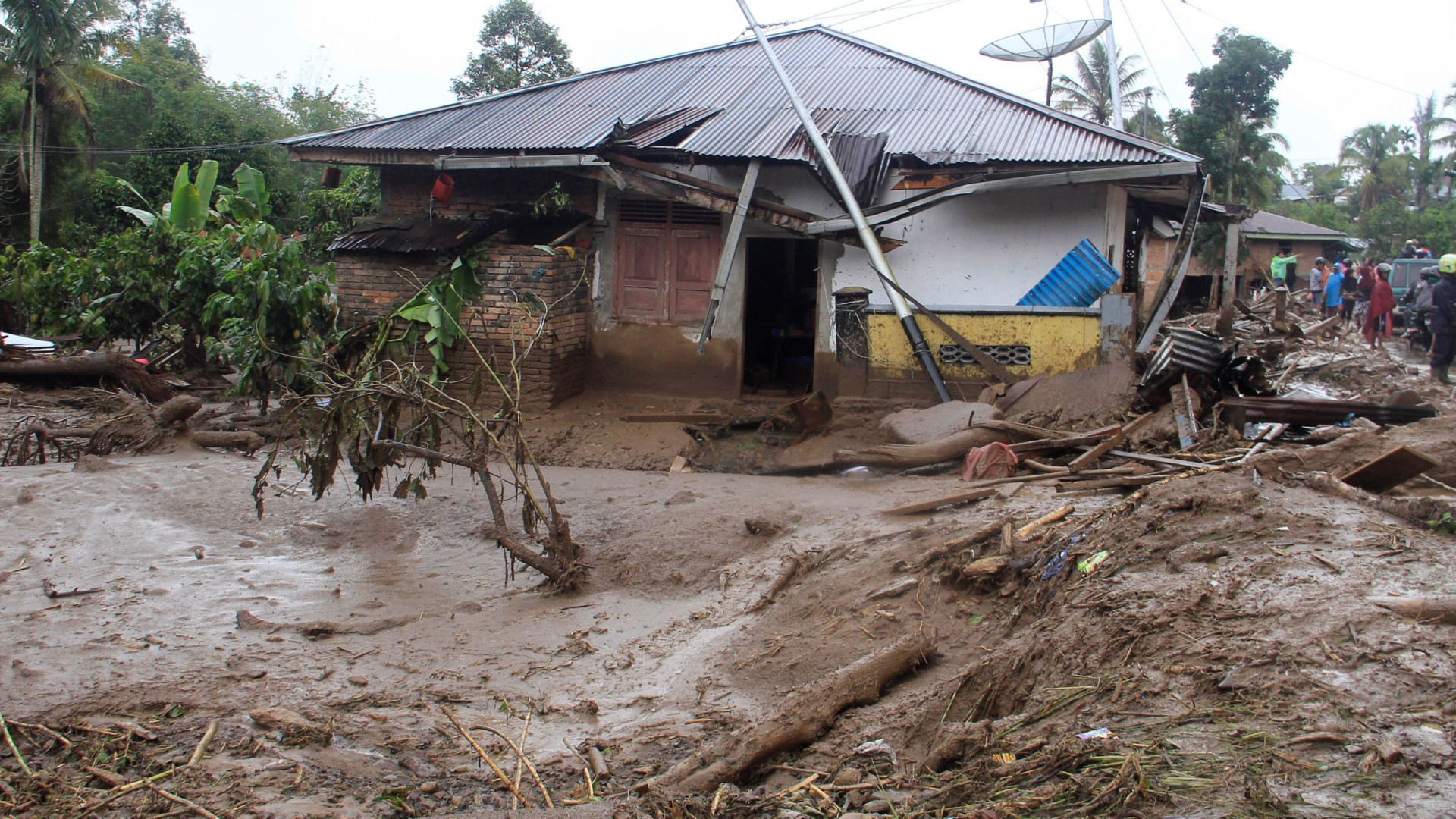 Cheias e deslizamentos de terra causam pelo menos 27 mortos na Indonésia
