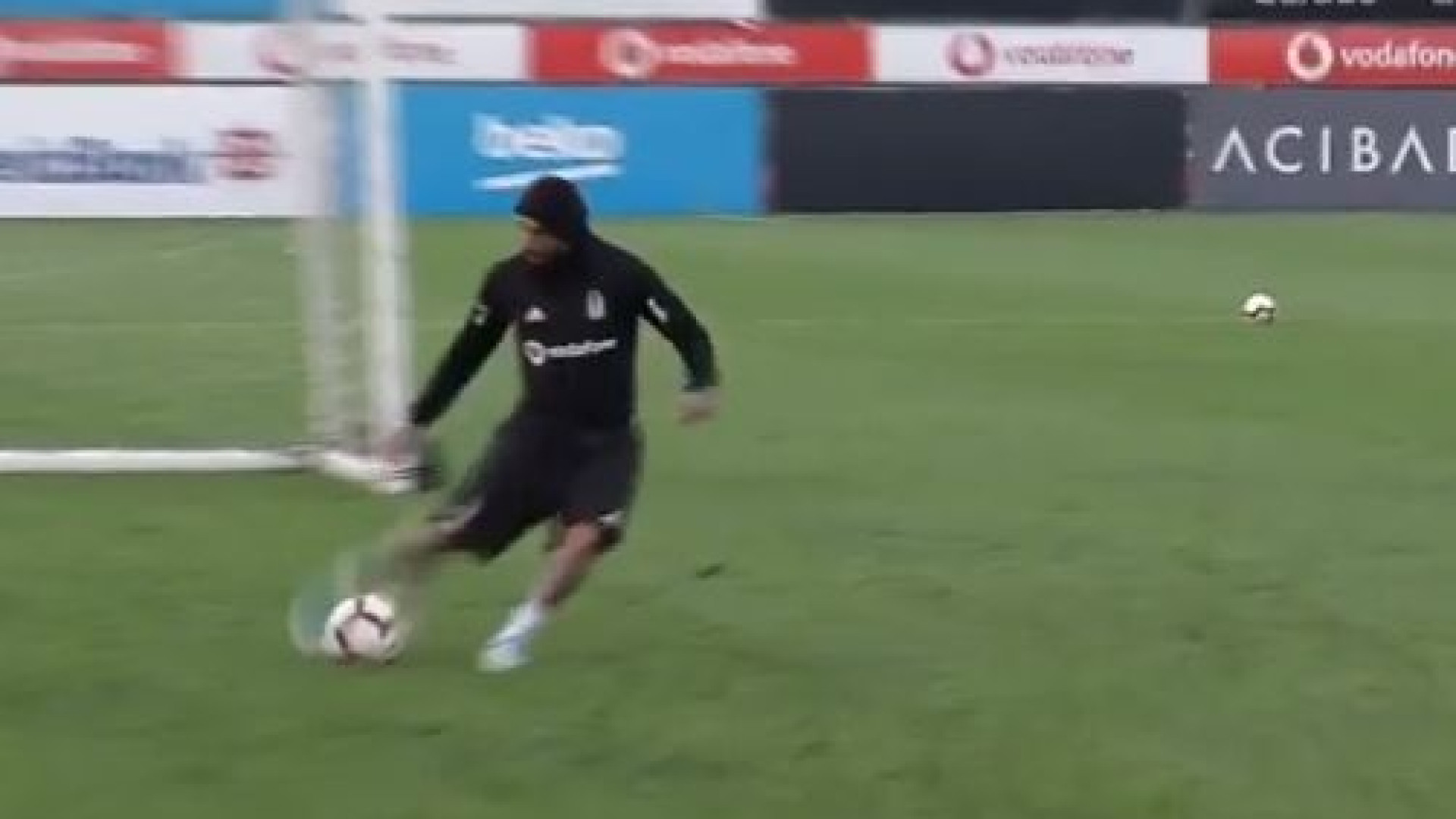 Até nos treinos Quaresma 'apaixona'... com golos de levantar o estádio