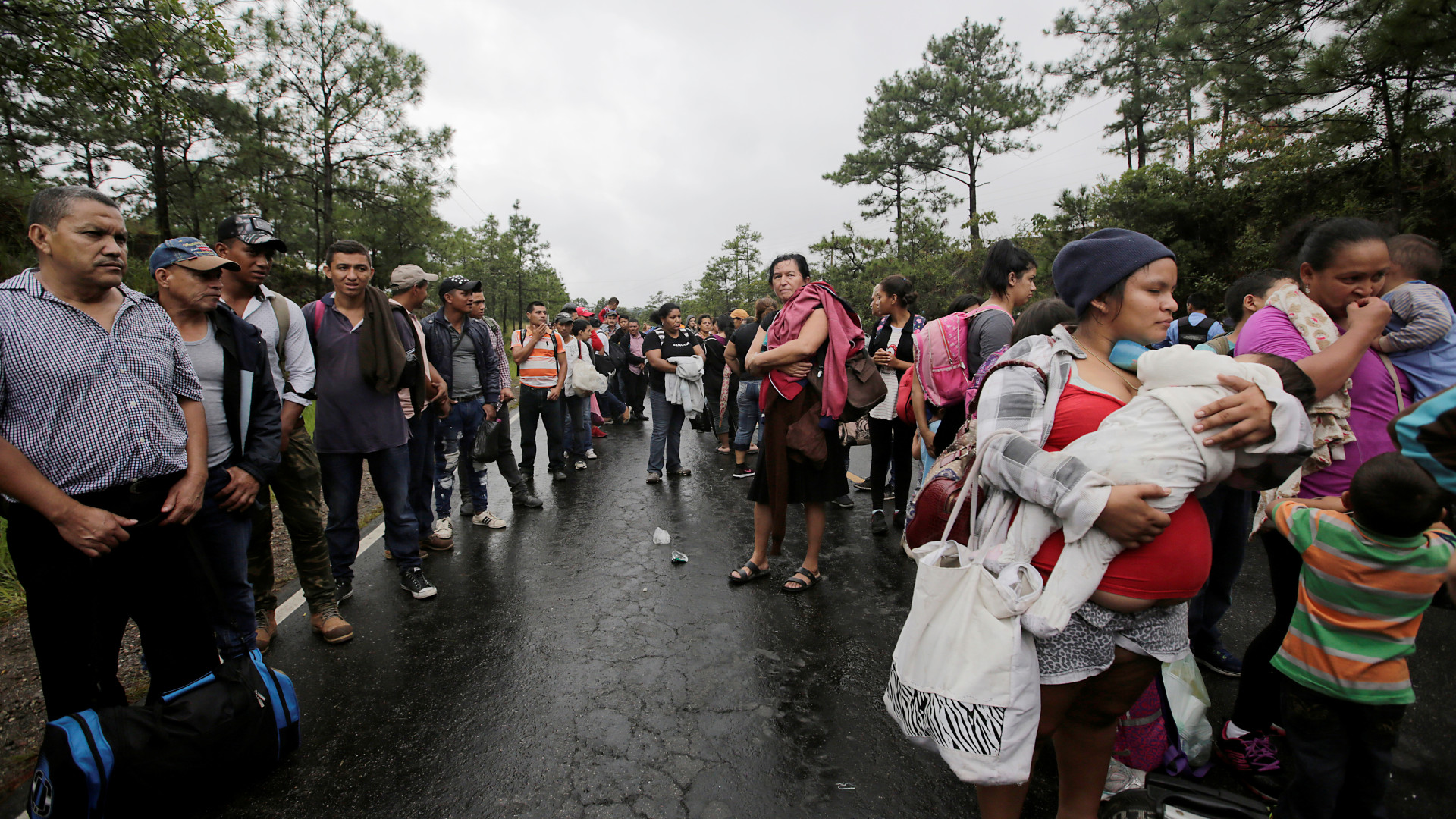 Cerca de 300 hondurenhos iniciam segunda caravana em direção aos EUA