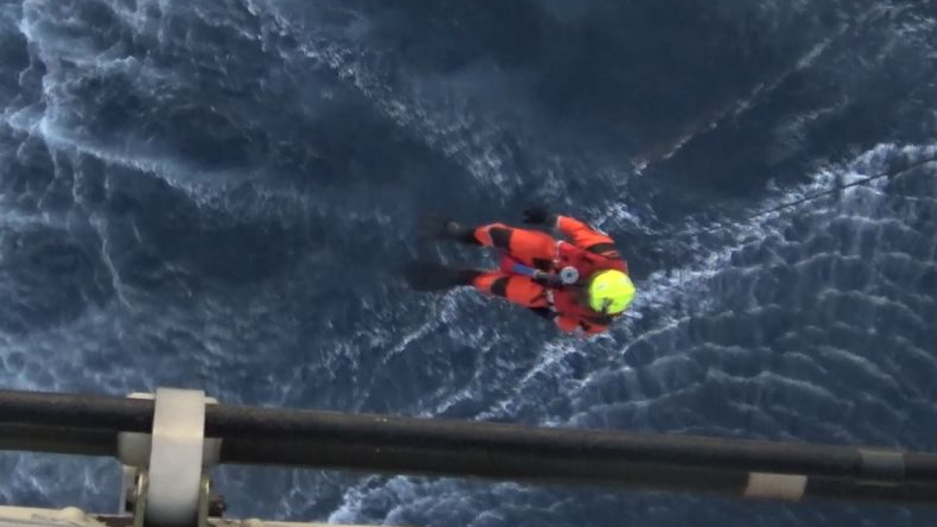 Força Aérea resgata homem que rumava aos Açores quando veleiro afundou