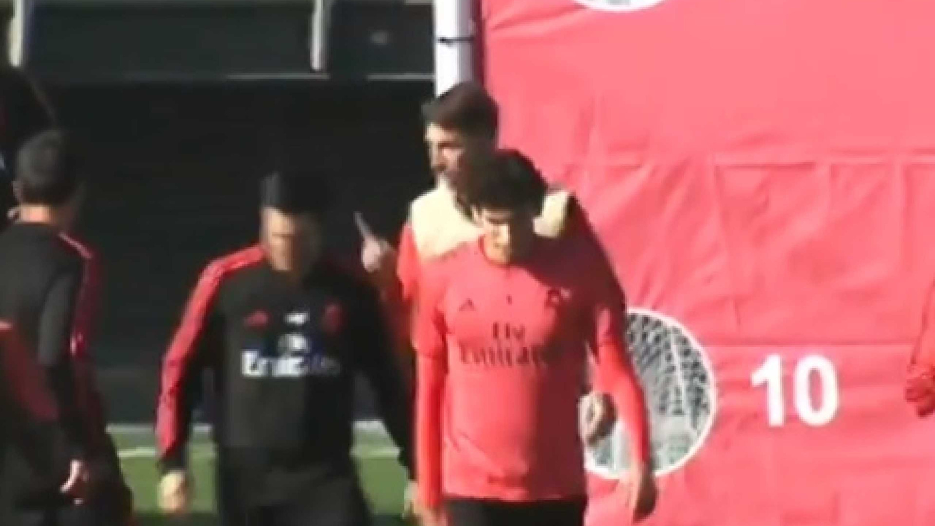 Ramos perde a cabeça durante o treino e chuta bola contra colega