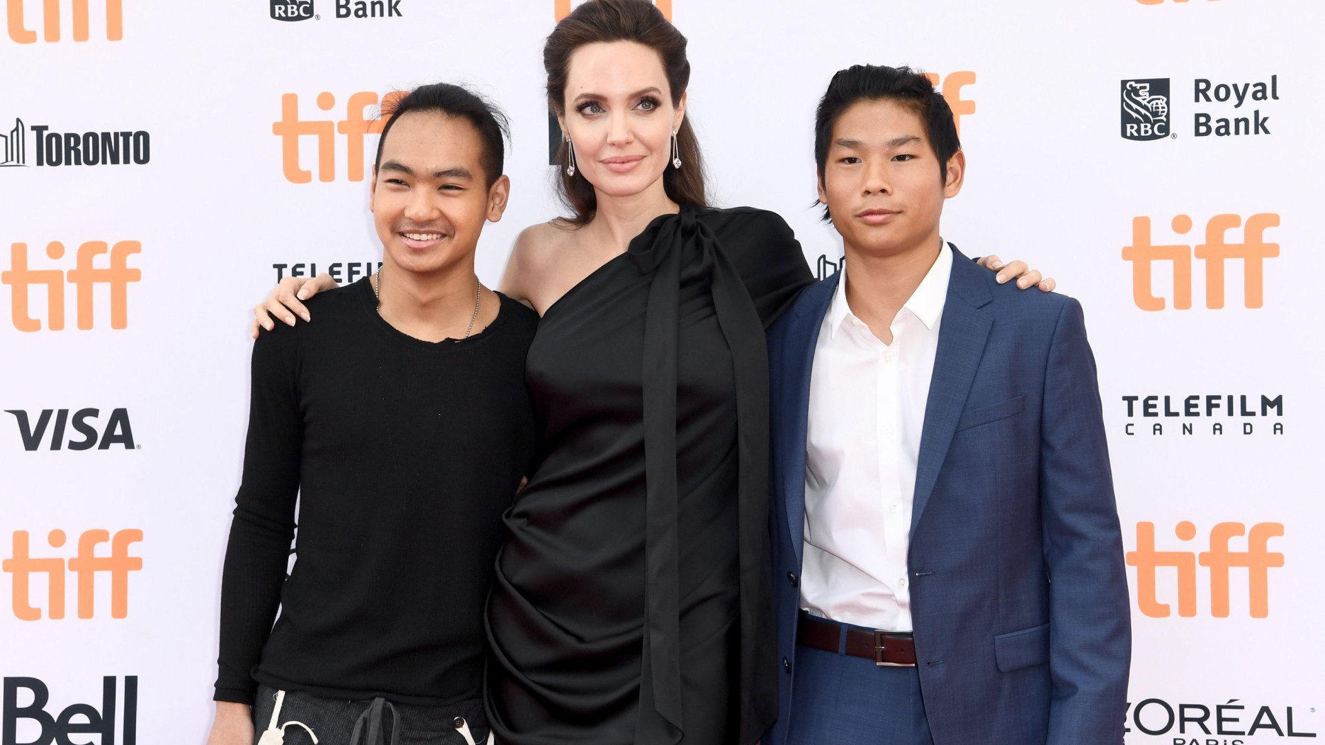 Angelina Jolie visita com o filho universidades da Coreia do Sul
