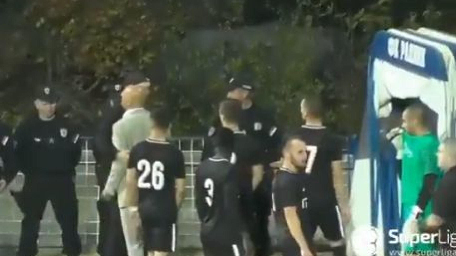 Equipa deixa o campo em protesto e... regressa minutos depois