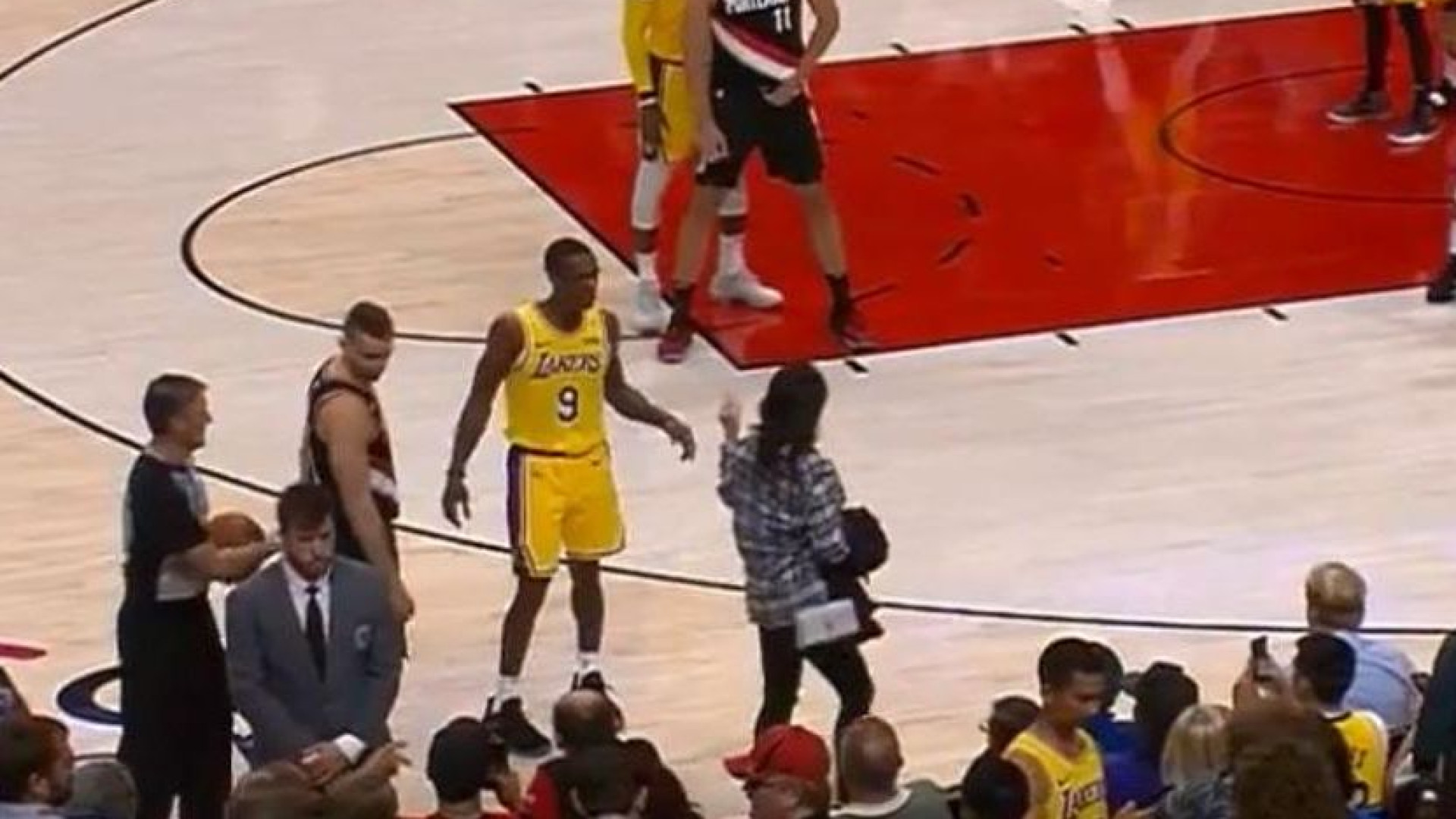Jogador dos Lakers goza com a maneira de andar de uma adepta