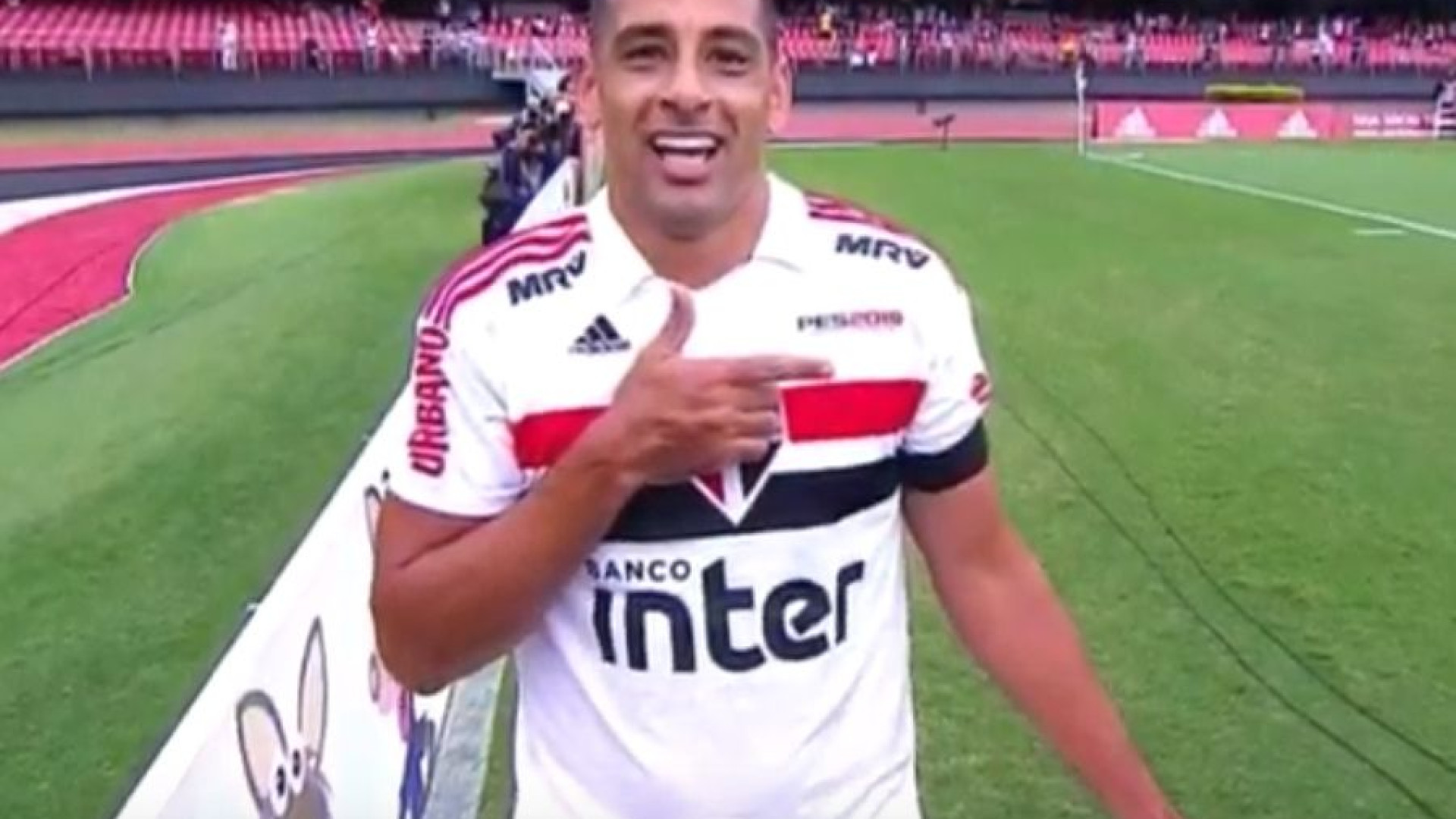 Jogador do São Paulo marcou e a seguir homenageou Bolsonaro