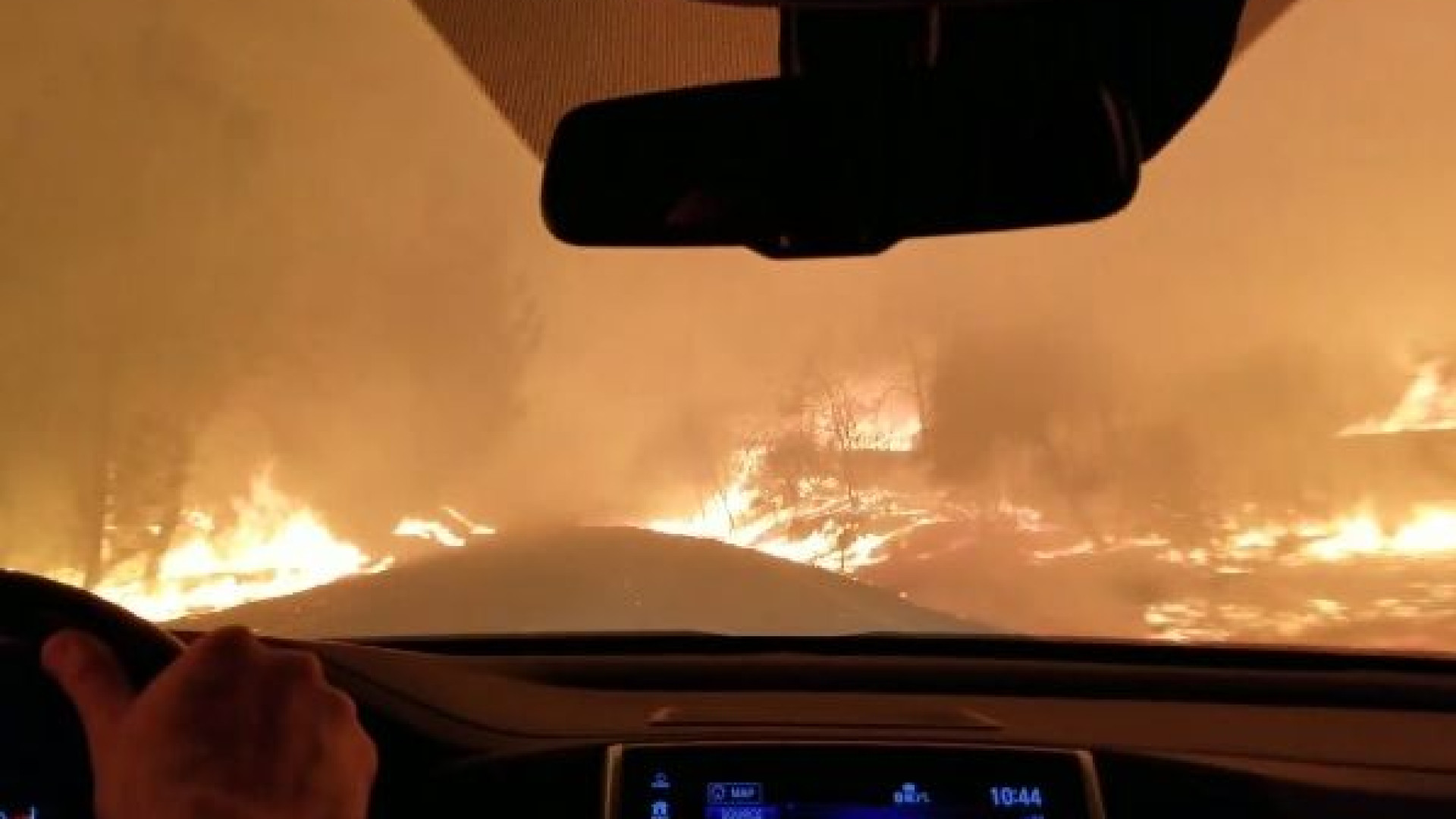 Família arrisca conduzir entre as chamas para fugir a incêndio