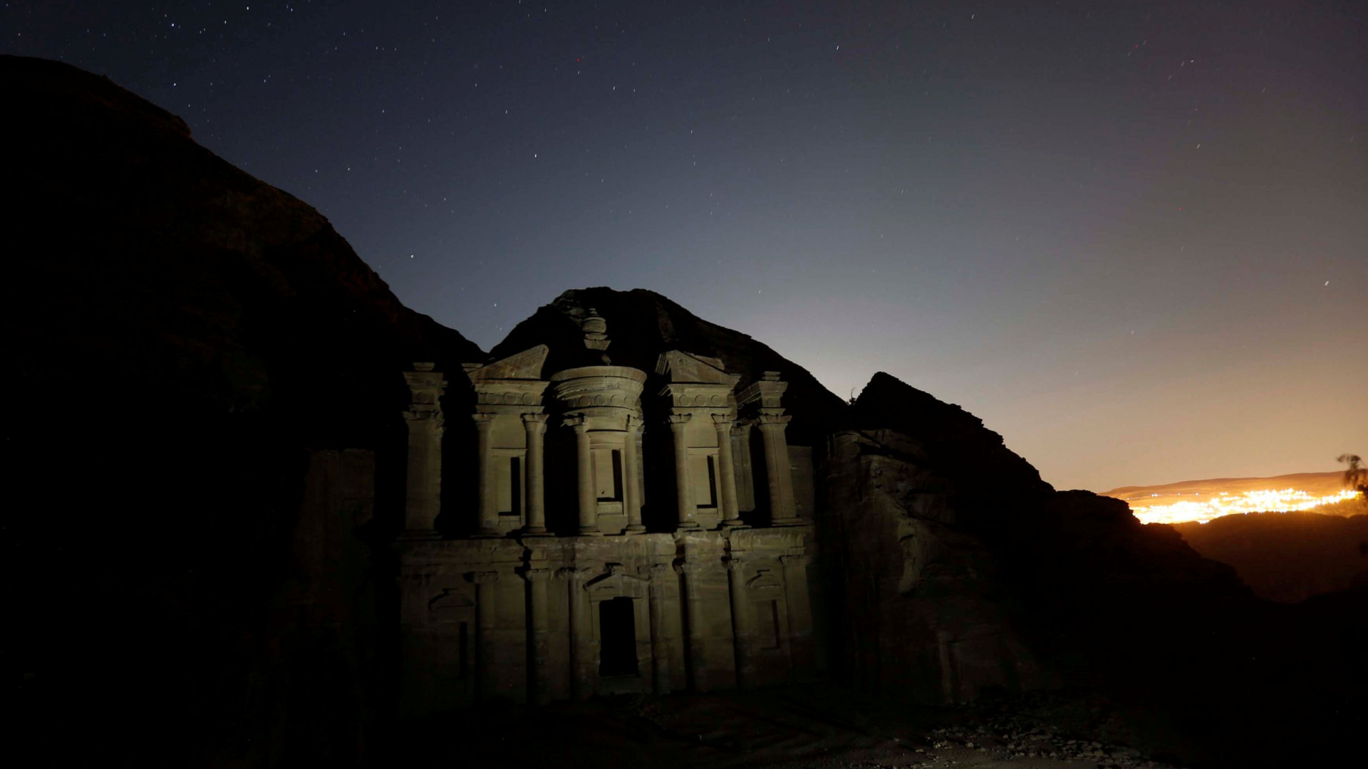 Inundações obrigam a retirar milhares de turistas da cidade de Petra
