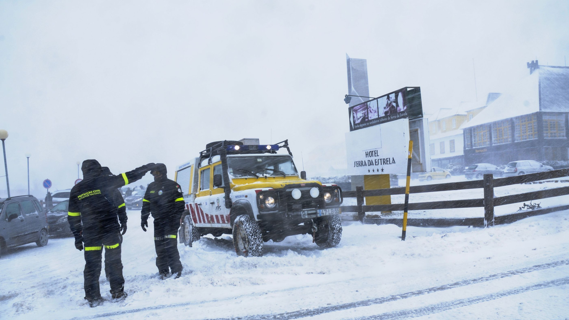 Queda de neve corta vias de acesso à Serra da Estrela