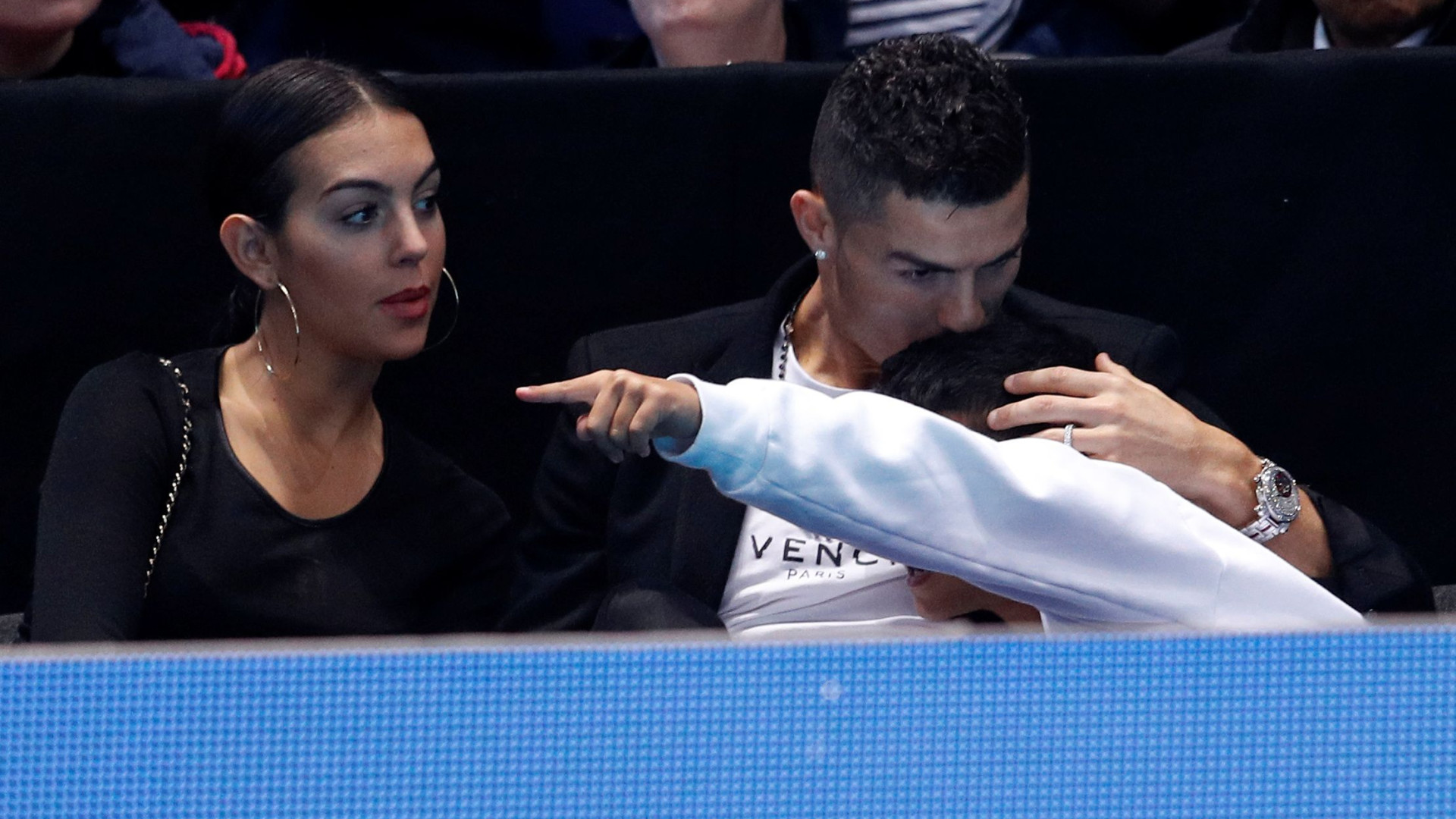 CR7 bem tentou agarrar a bola de ténis, mas Georgina dificultou a tarefa