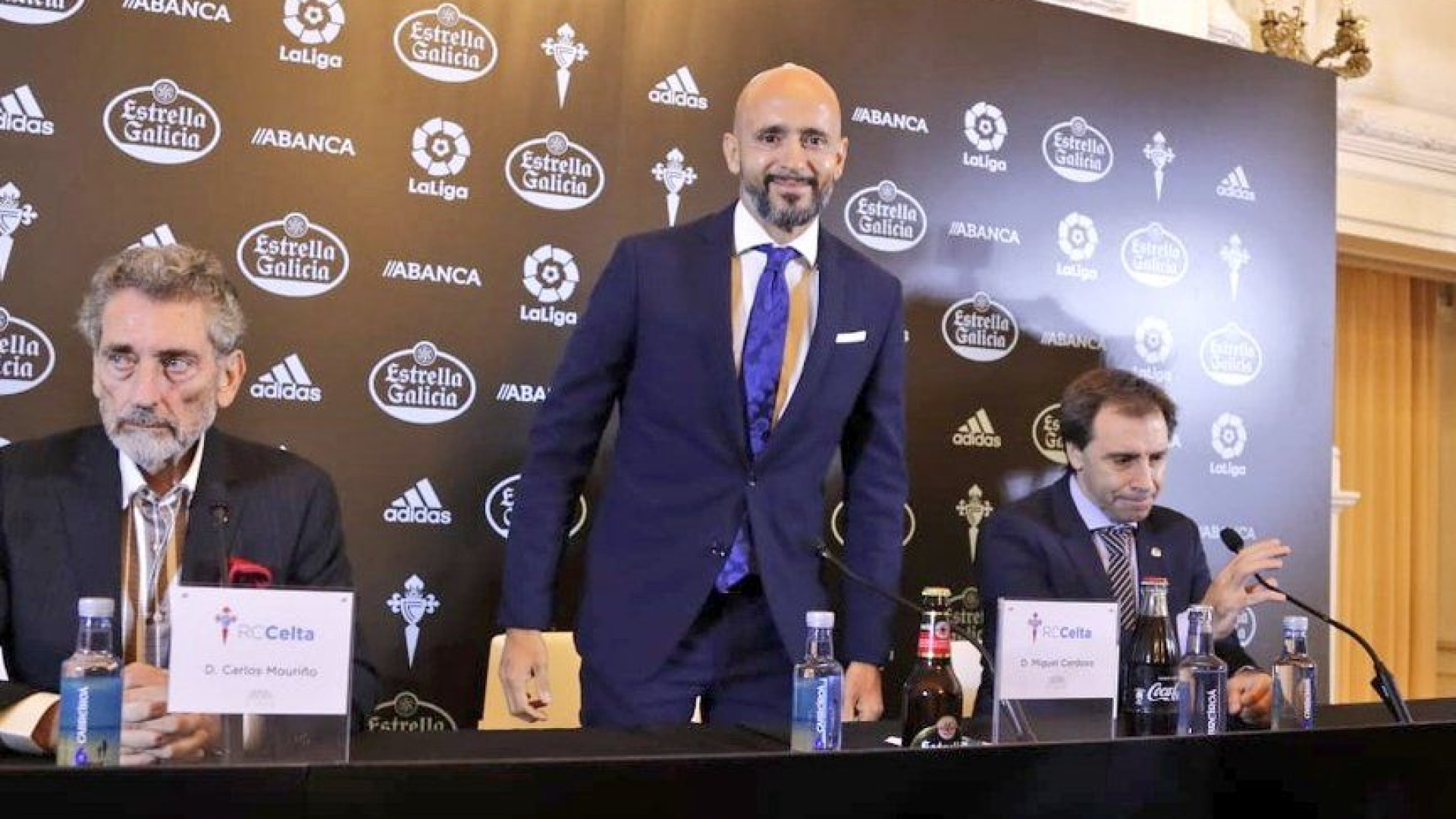 Miguel Cardoso troca o nome do clube pelo do rival durante a apresentação