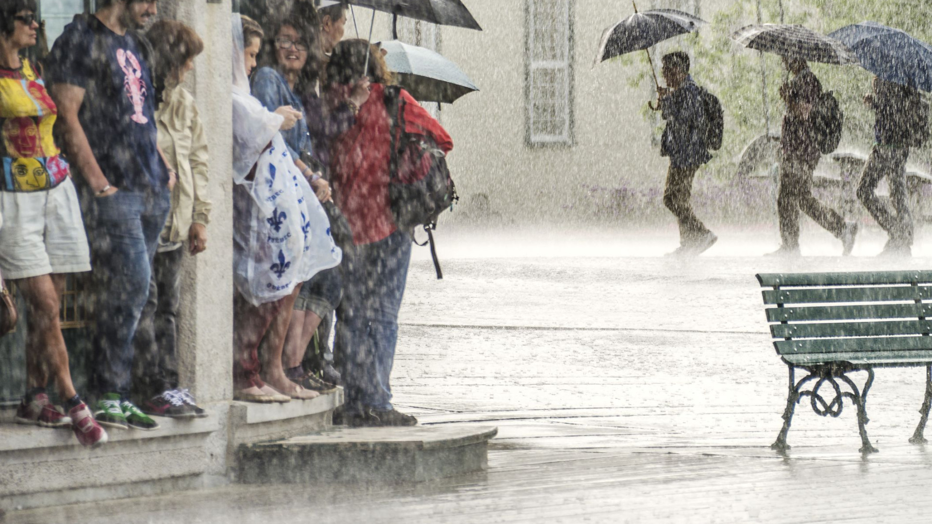Acabaram as tréguas. Fim de semana vai ser de chuva, vento e mar agitado