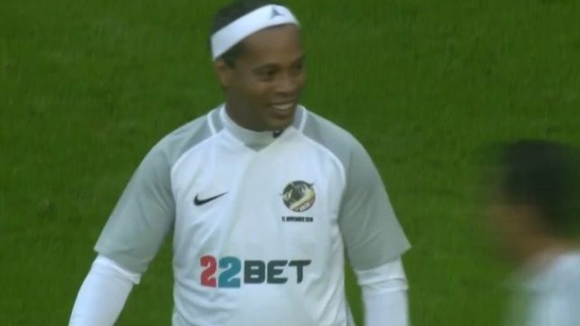 Em jogo de beneficência, Ronaldinho mostra que ainda não perdeu a magia