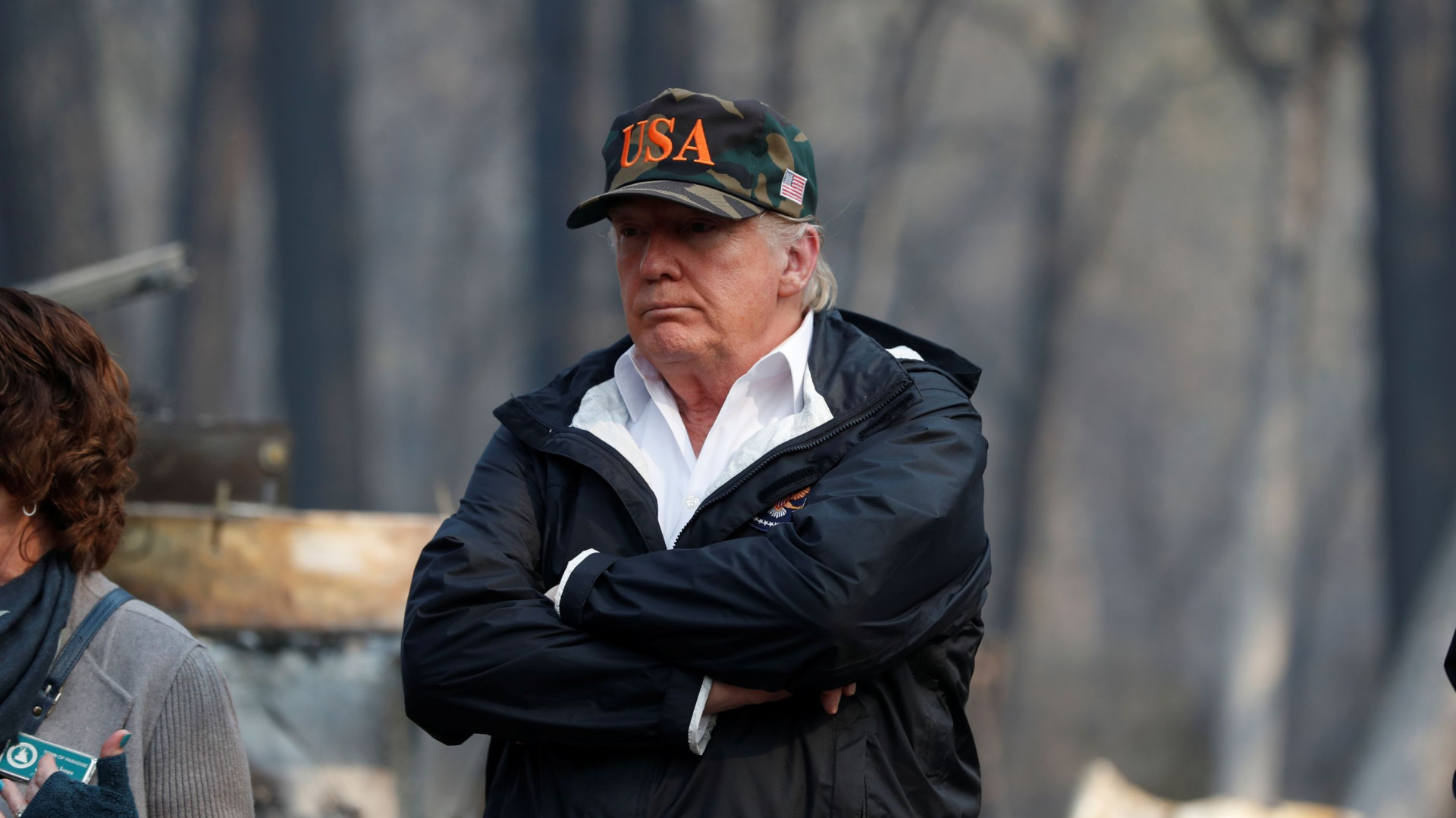 Trump manifesta "tristeza" ao visitar cidade devastada pelos incêndios