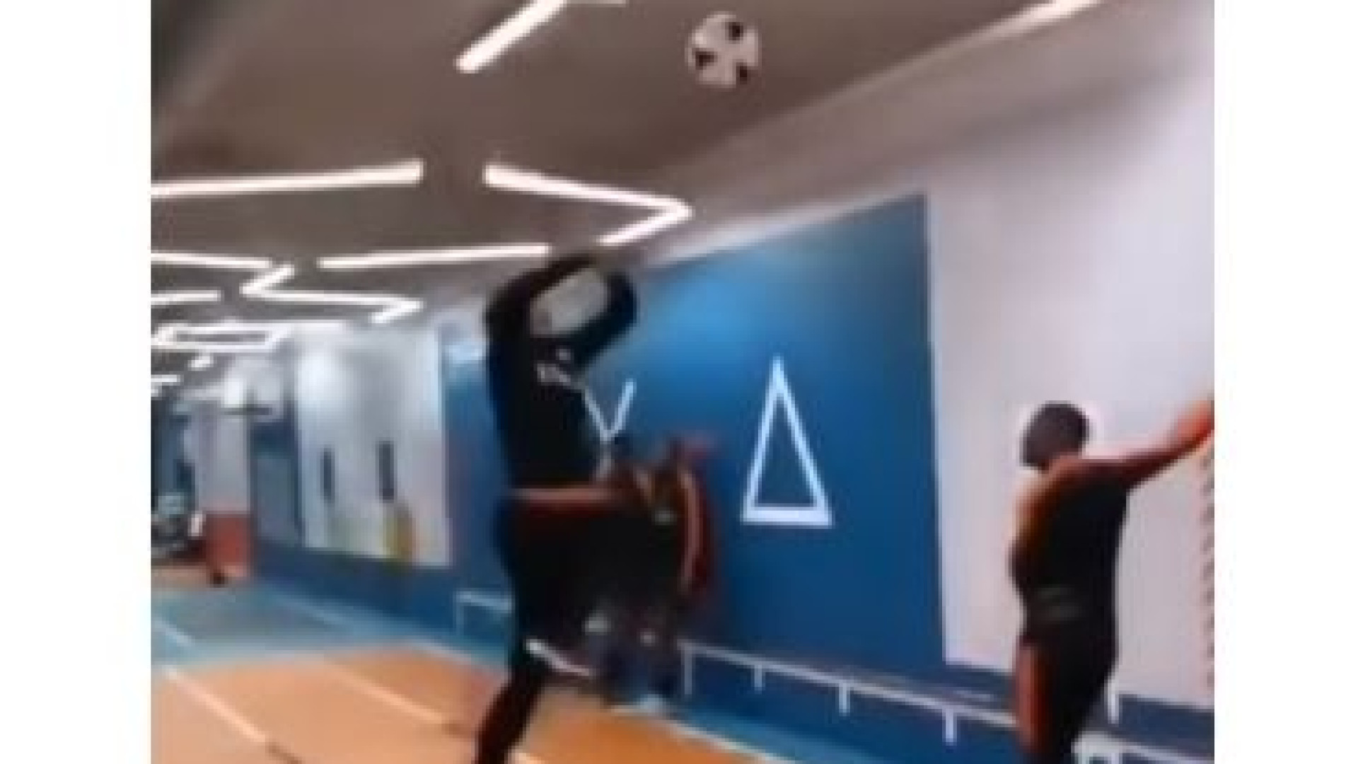 O impressionante salto de Van Dijk que já se tornou viral