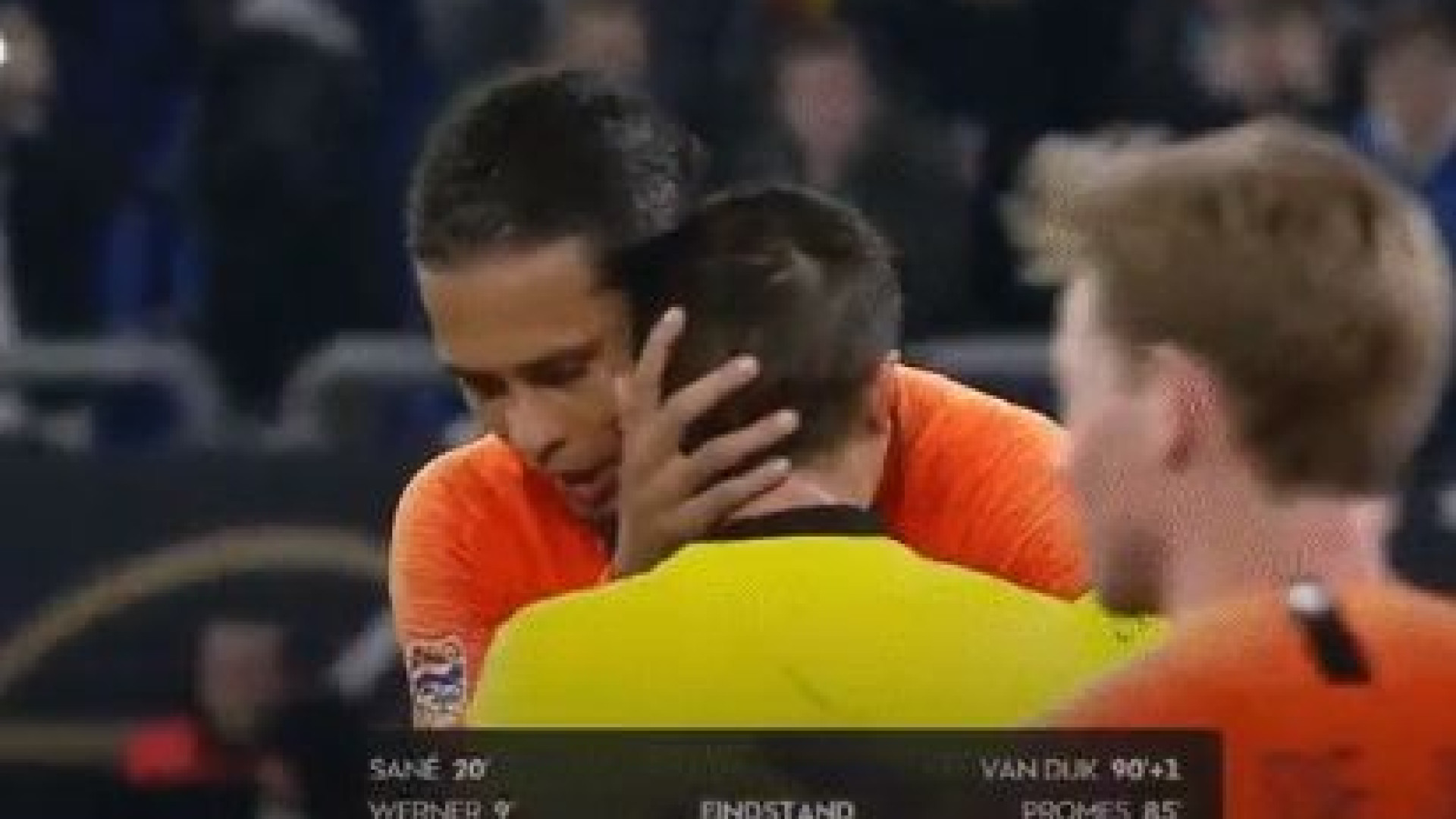 Bonito gesto de Van Dijk para com o árbitro promete correr mundo