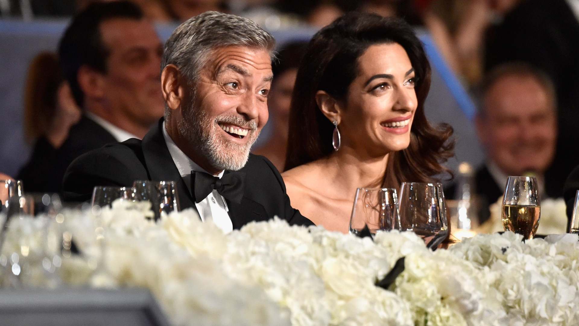 Amal Clooney 'apanhada' em momento único com filhos gémeos