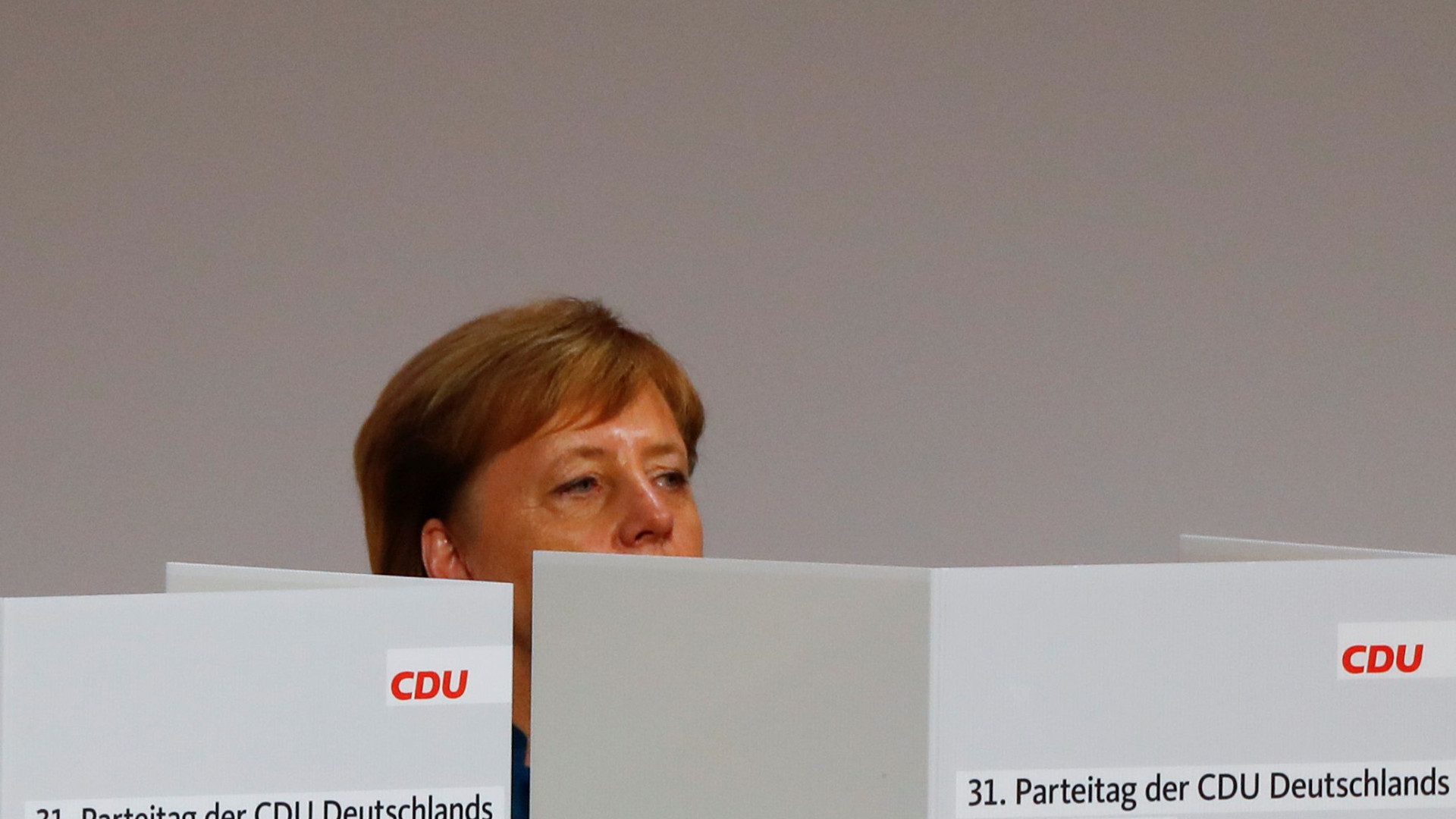 Merkel apela à CDU para defender os valores "democráticos e cristãos"