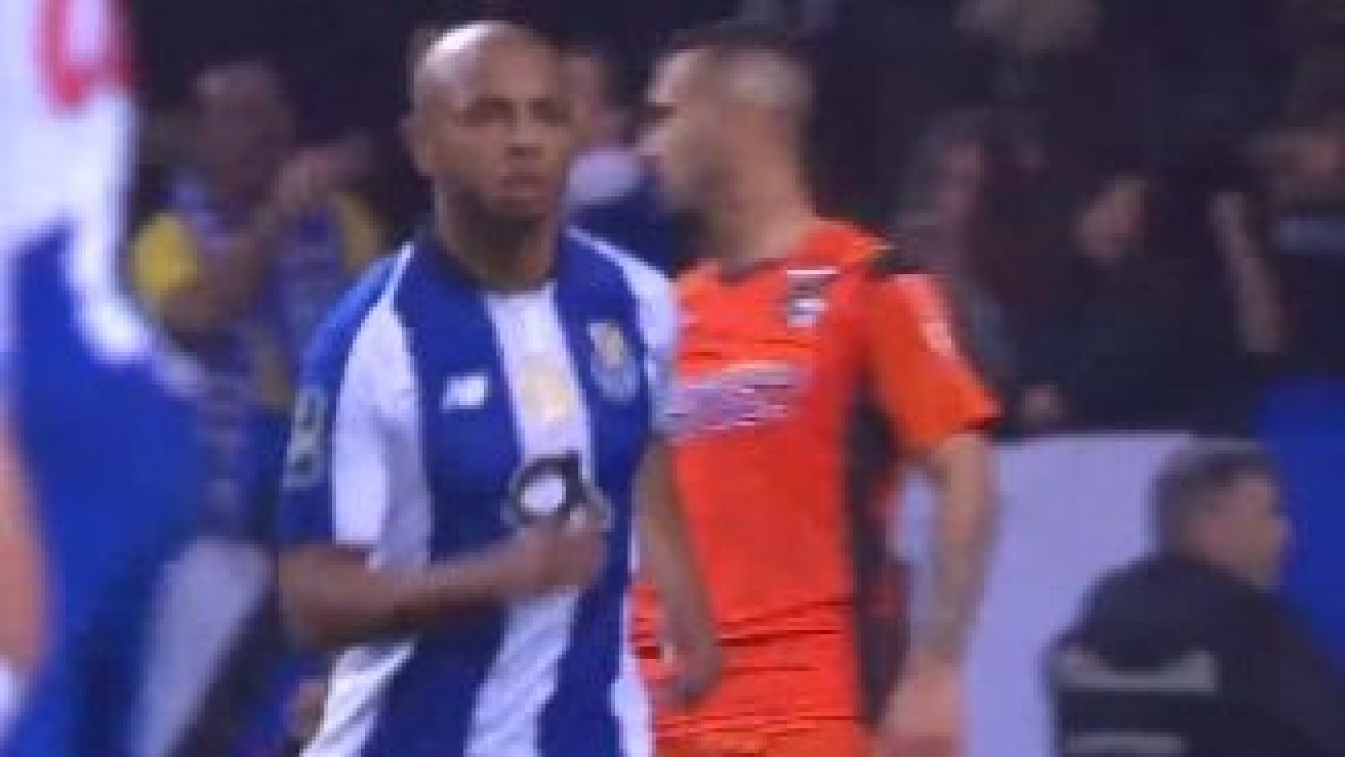 Danilo levou tudo à frente e Brahimi deixou Ricardo Ferreira 'pregado'