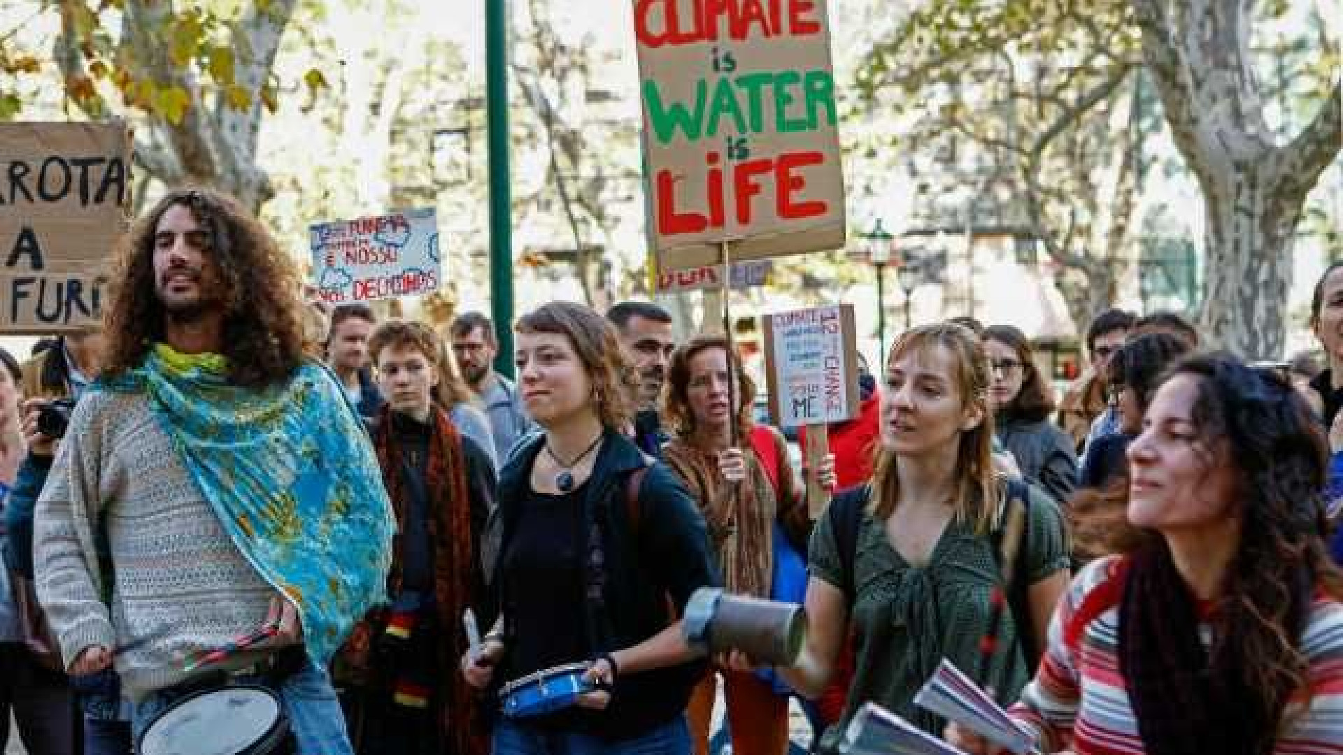 Cerca de 50 manifestantes em Lisboa em defesa do clima