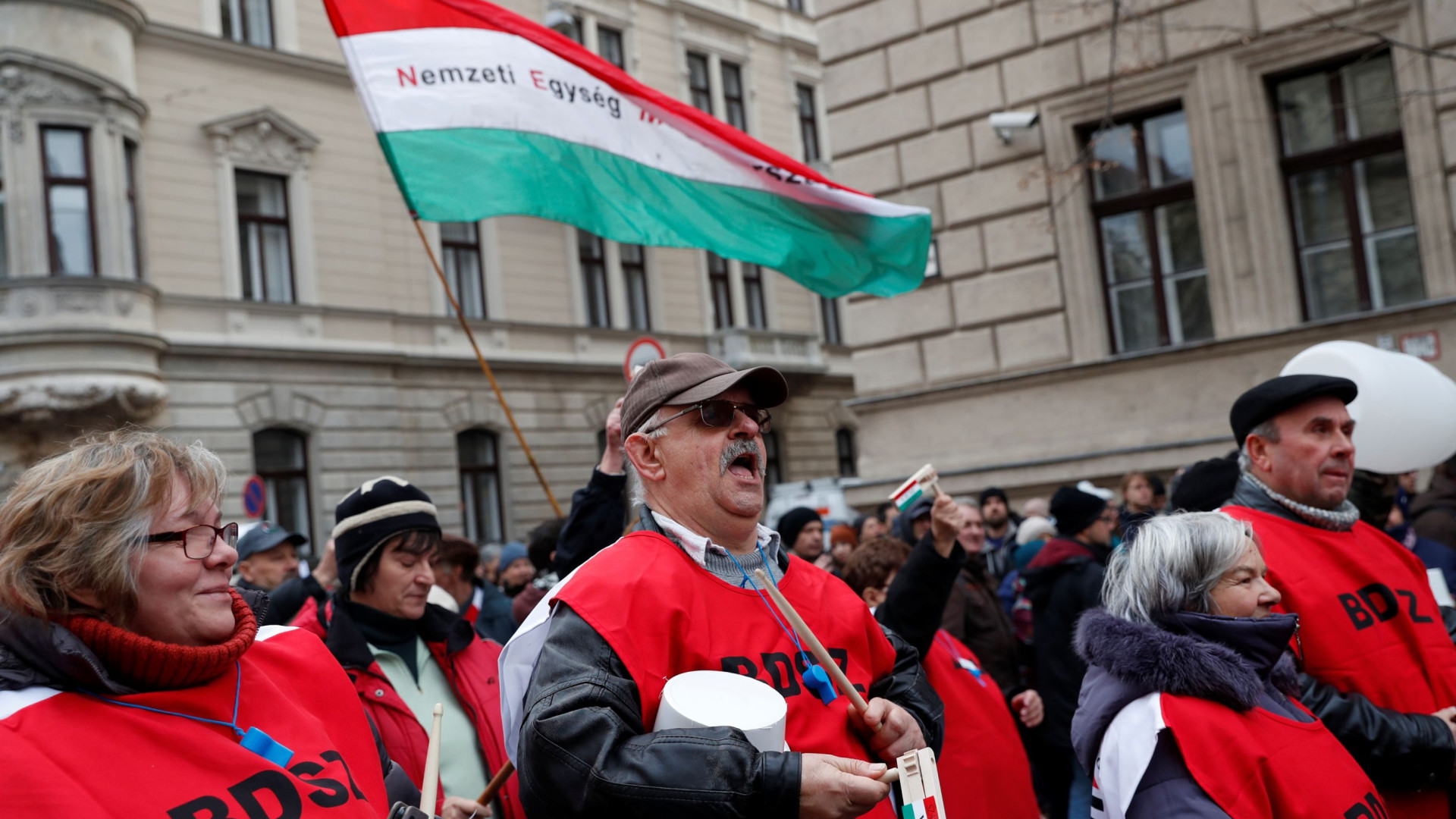 Milhares manifestam-se na capital da Hungria contra "lei da escravatura"
