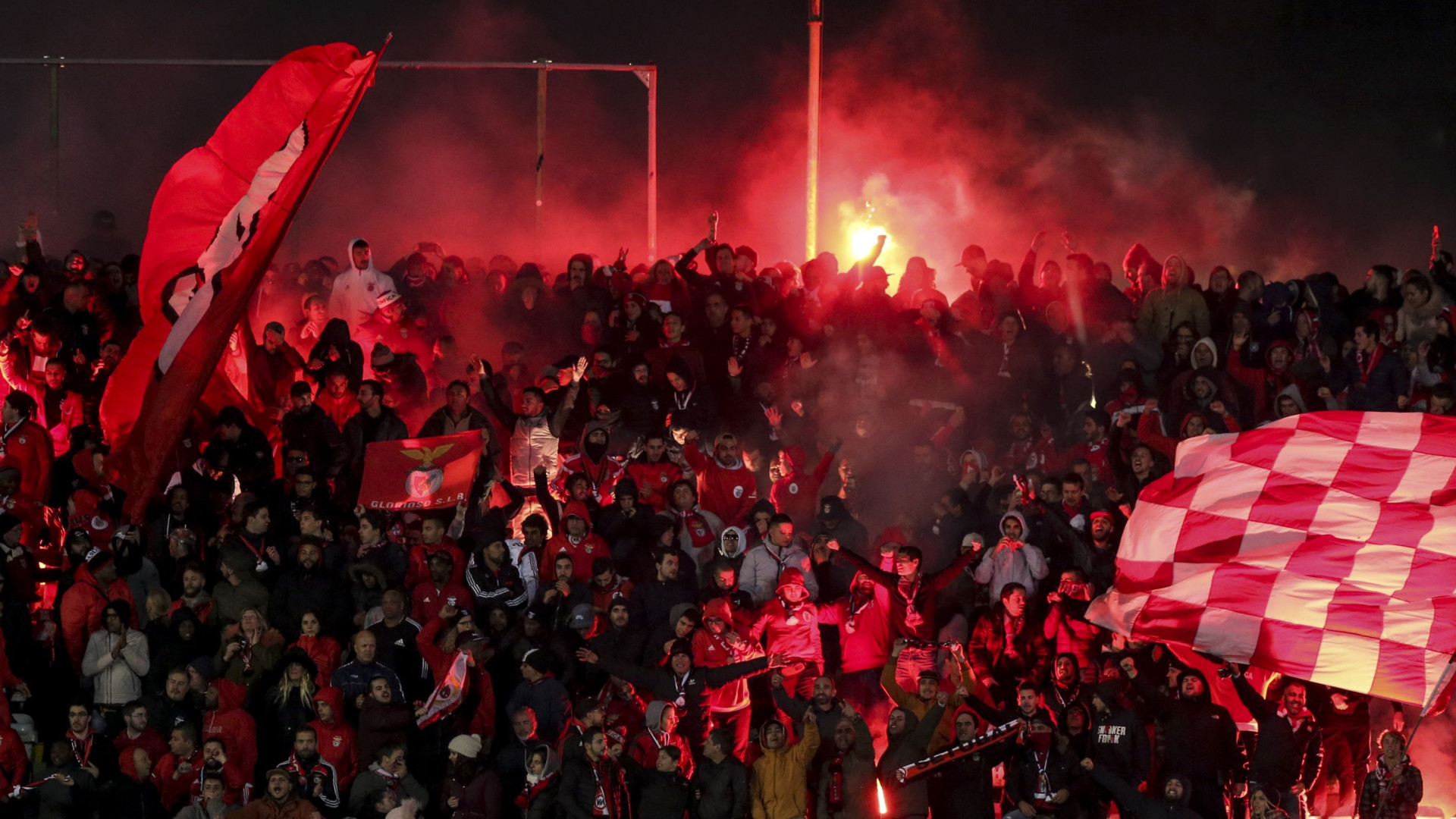 Adeptos ignoram pedido do Benfica e sanção pode ser dura