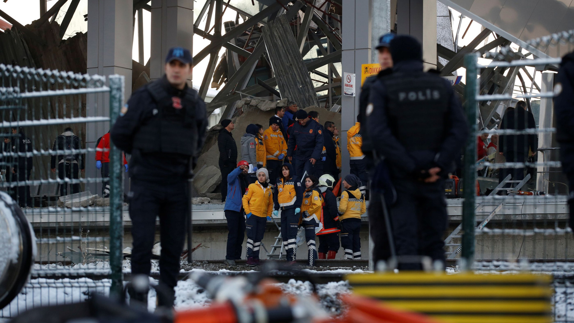 Imagens mostram impacto de acidente de comboio na Turquia