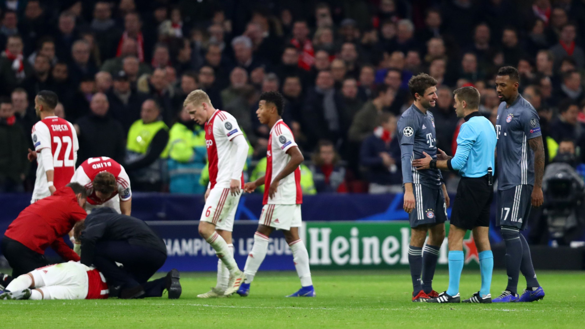 Lembra-se do golpe de karaté de Muller? UEFA aplica castigo de dois jogos