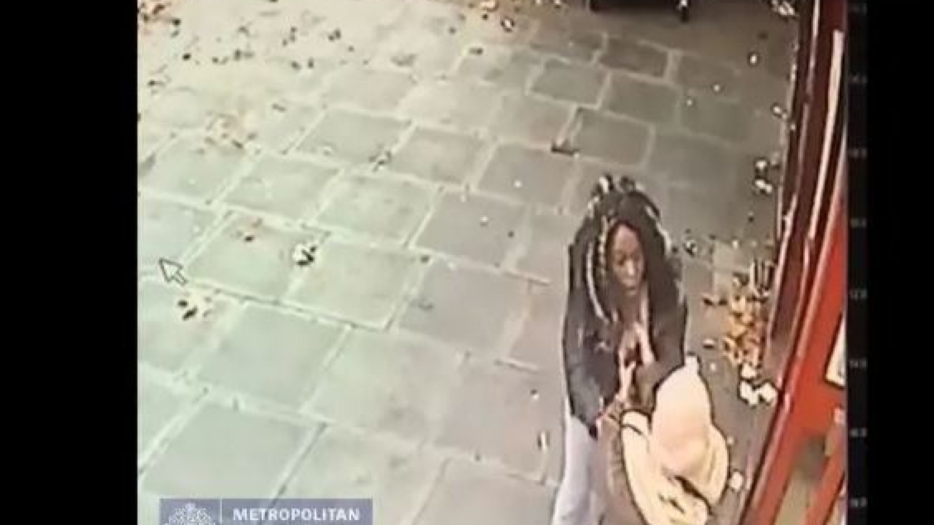 Mulher assaltada no multibanco. Transeuntes passam e ...nada fazem