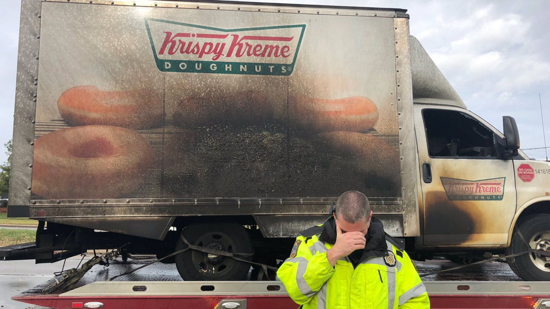 Camião de donuts ardeu e houve lágrimas... de várias esquadras de polícia