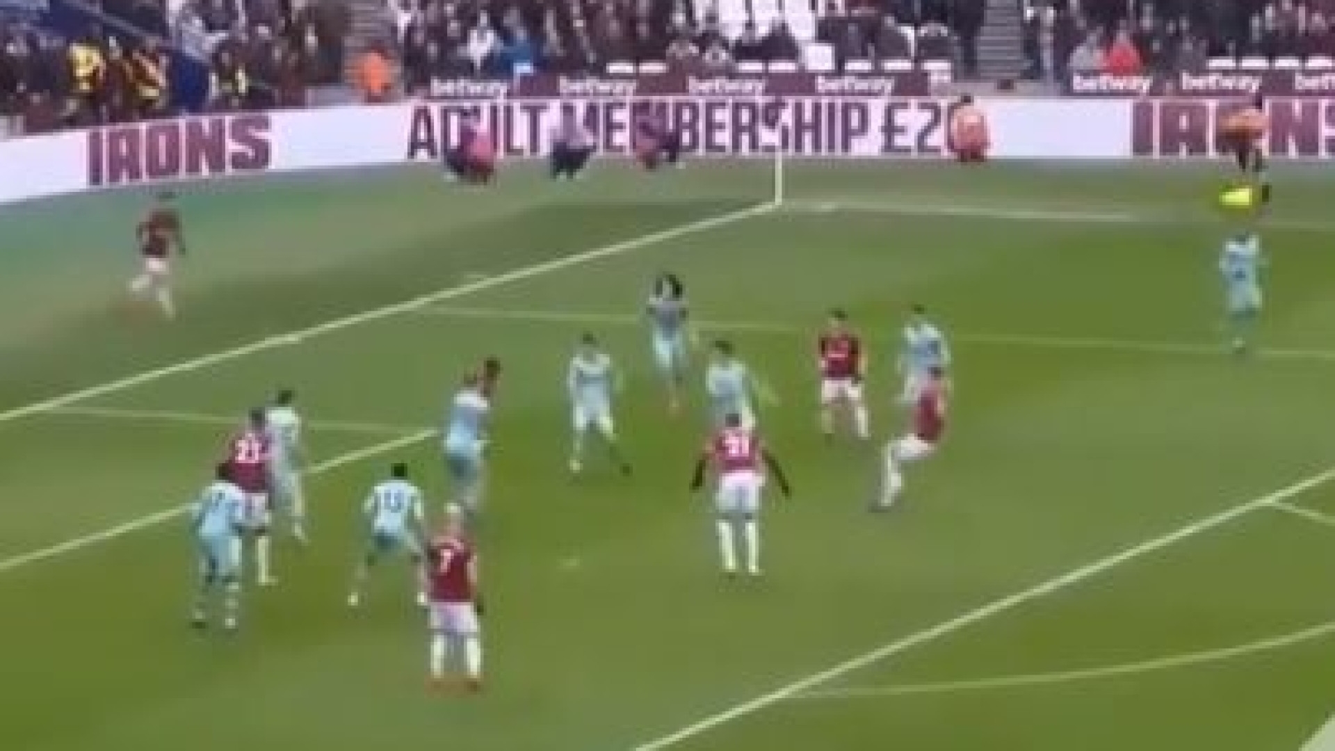 Remate espontâneo de Rice resulta em golo do West Ham frente ao Arsenal