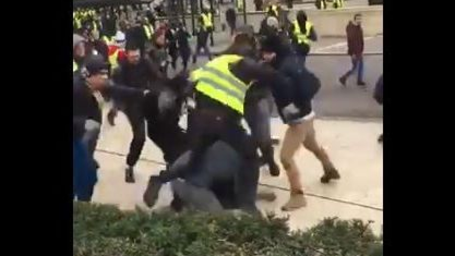 Equipa de jornalistas brutalmente agredida por Coletes Amarelos