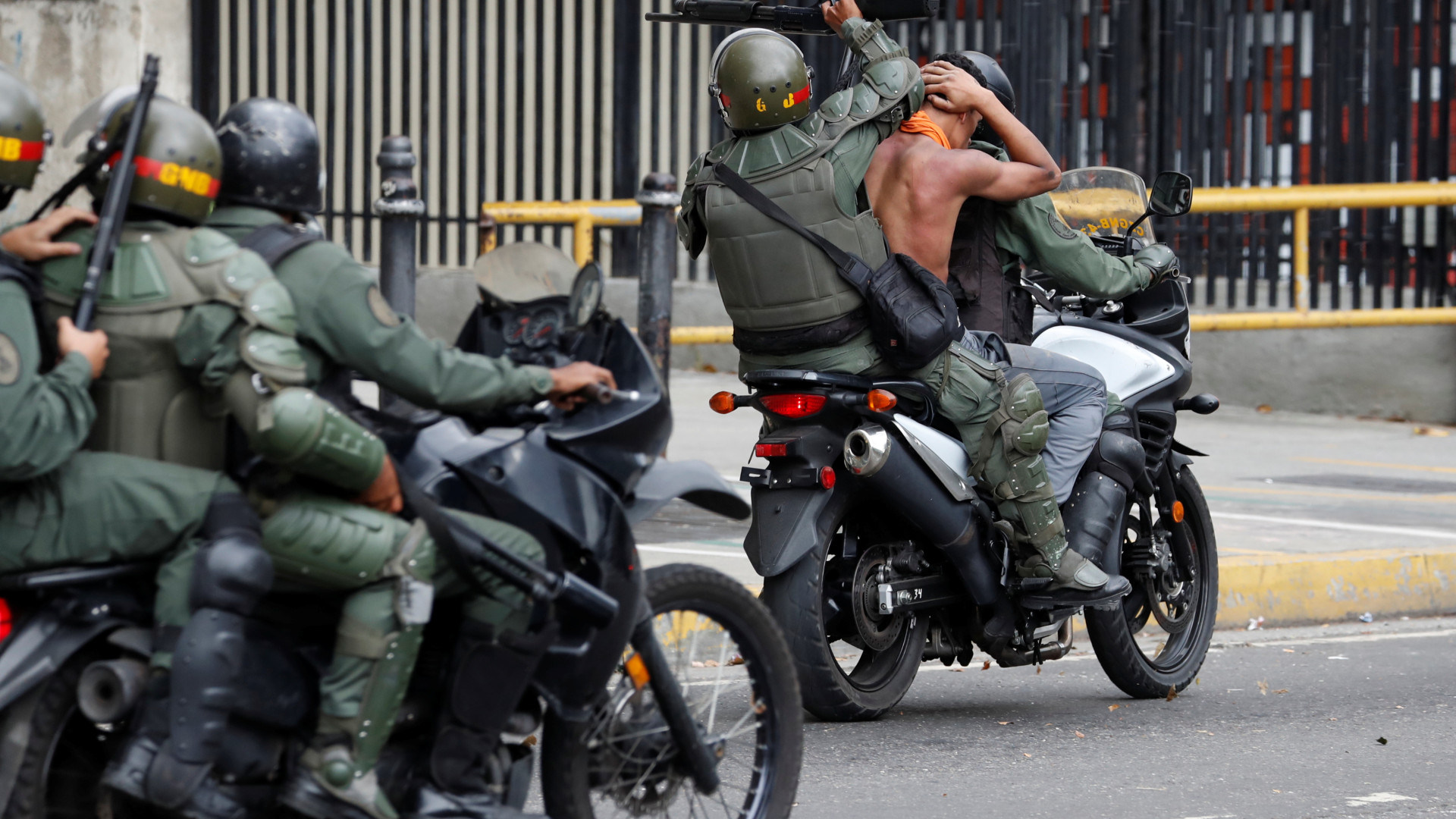 Polícia dispersa manifestantes oposição com tiros e gás lacrimogéneo