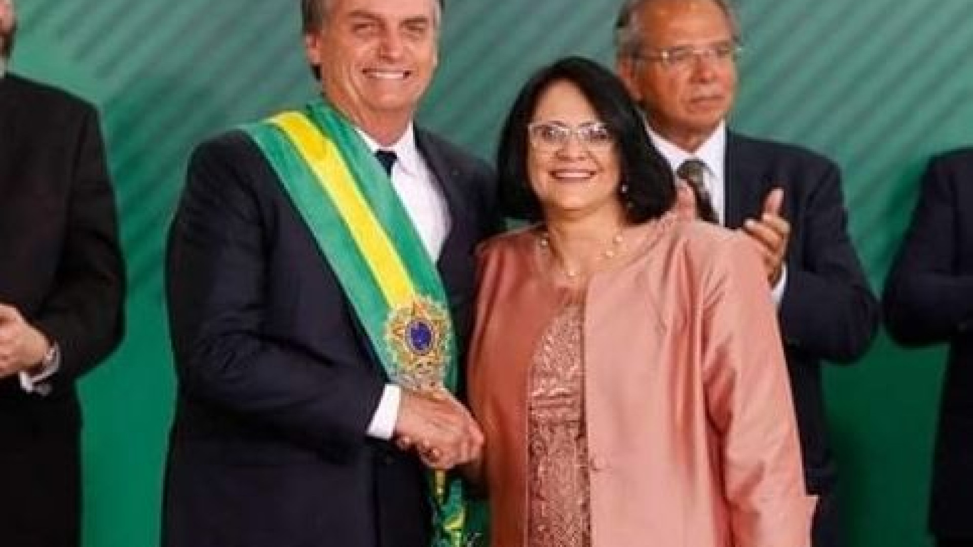 Polémica ministra de Bolsonaro terá mentido sobre títulos académicos