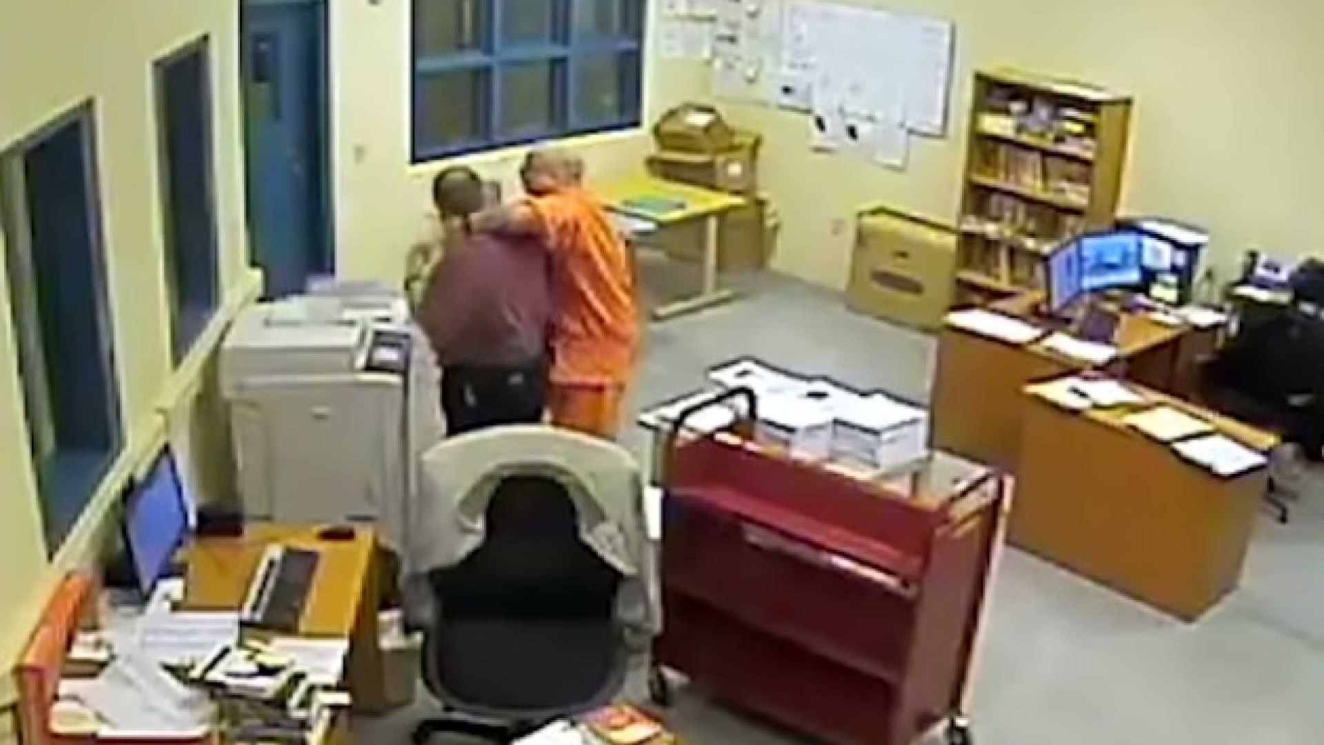 Recluso faz refém bibliotecário de prisão nos EUA