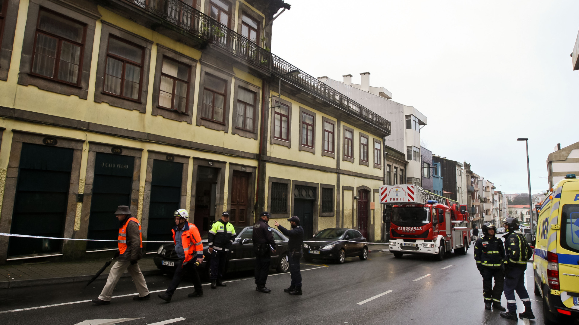 Um bombeiro ferido em queda de grua no Porto