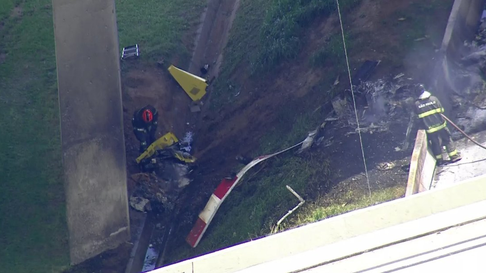 Helicóptero despenha-se sobre estrada em São Paulo e causa dois mortos