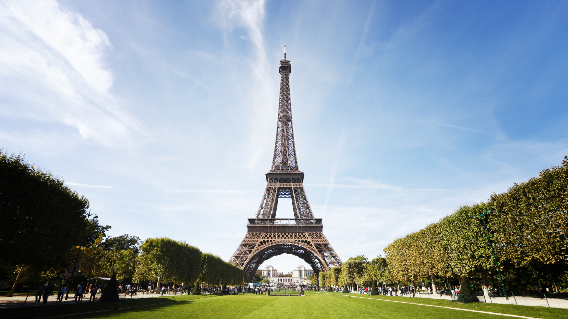 Menina portuguesa morre em Paris após queda a tirar foto