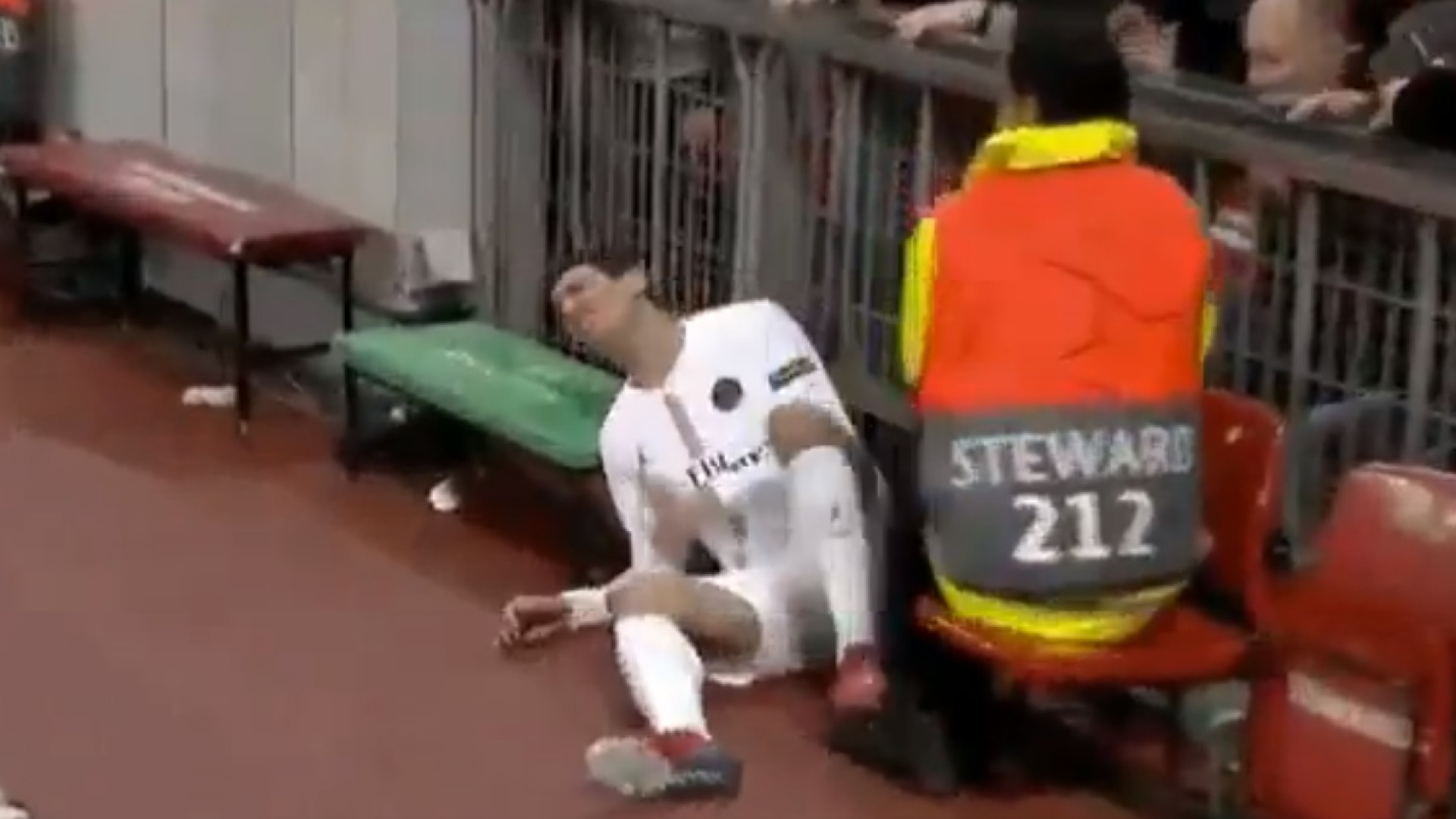 Di María chocou contra um dos muros de Old Trafford e temeu-se o pior