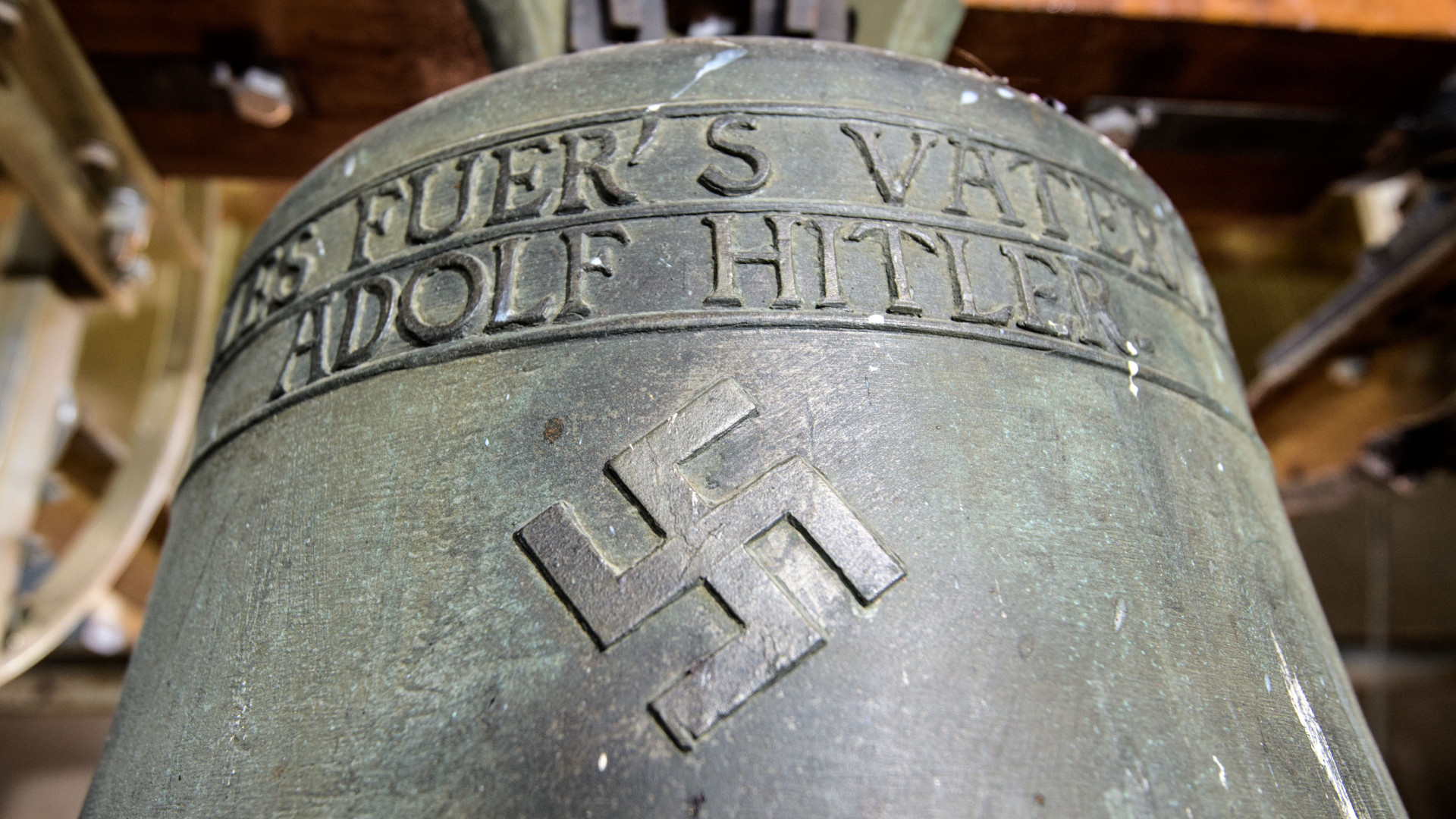 Igreja alemã que usava sinos nazis com suásticas foi processada