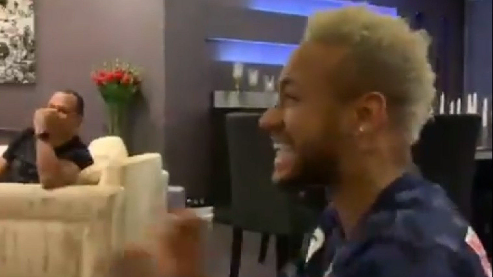 Até se levantou sem muletas. A festa de Neymar após a vitória do PSG