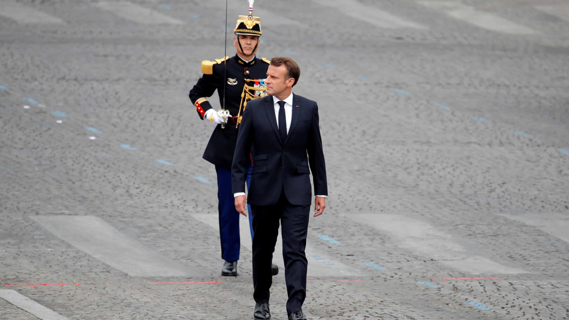 Coletes amarelos vaiaram Macron no desfile do 14 de julho em Paris