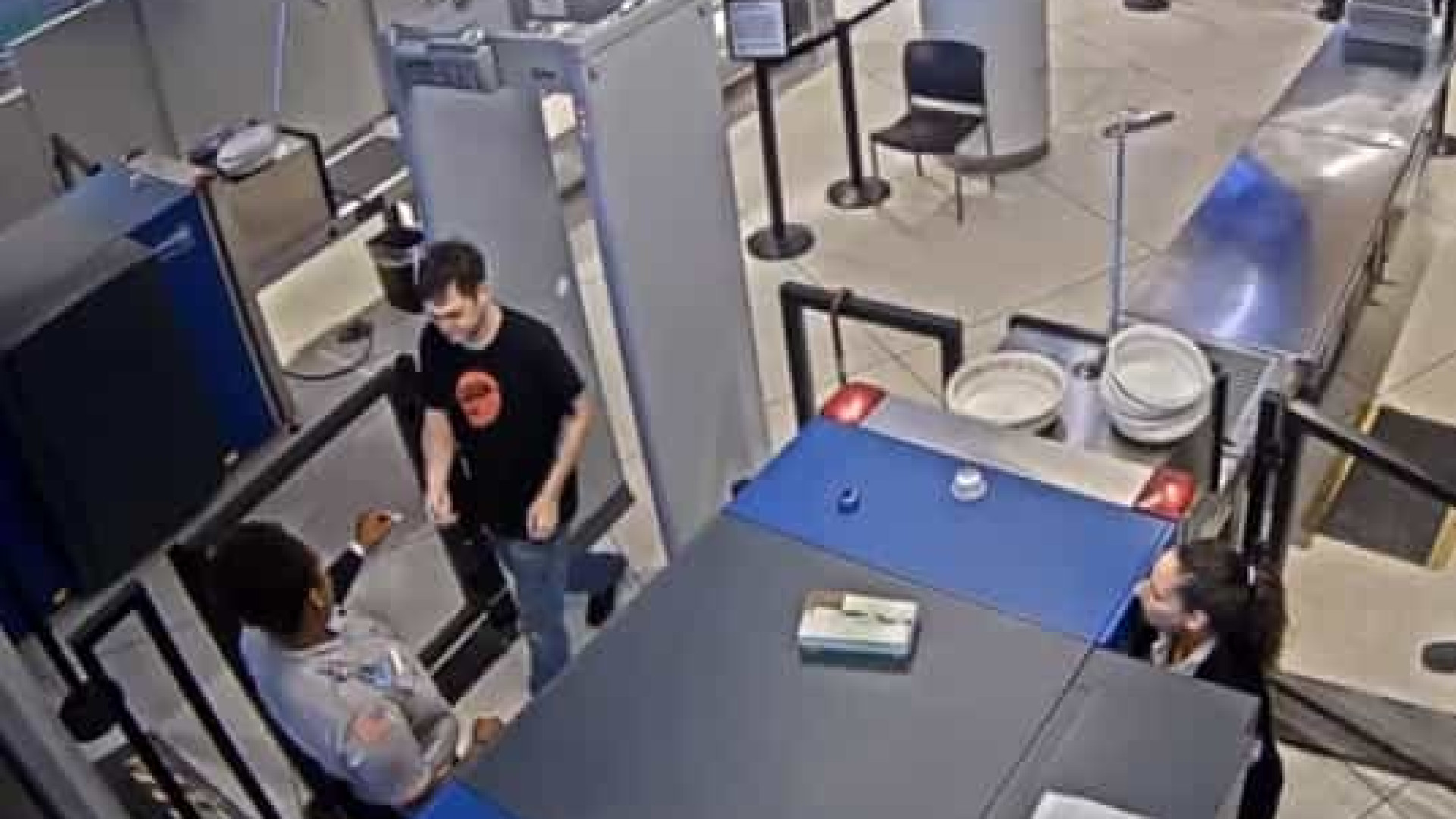 Segurança de aeroporto despedida por chamar "feio" a passageiro